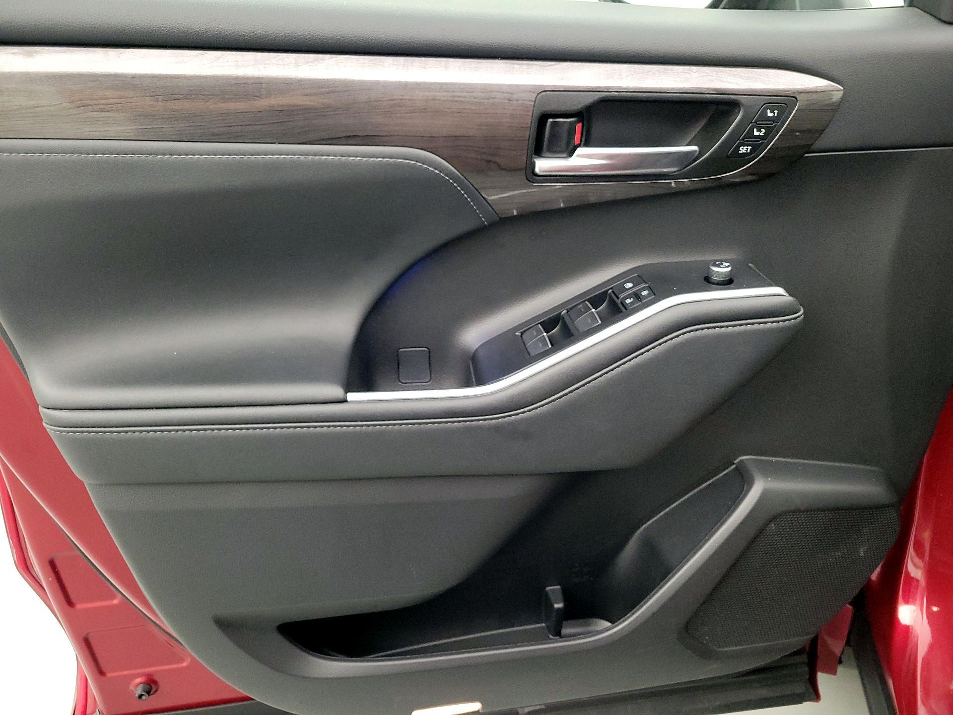 Thumbnail: 2022 Toyota Highlander - 12