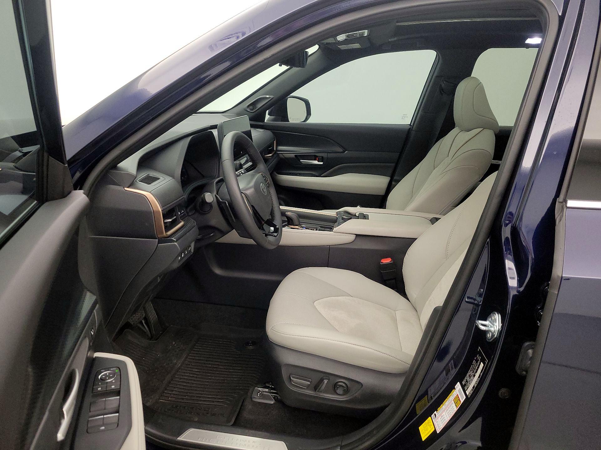 Thumbnail: 2025 Toyota Highlander - 11