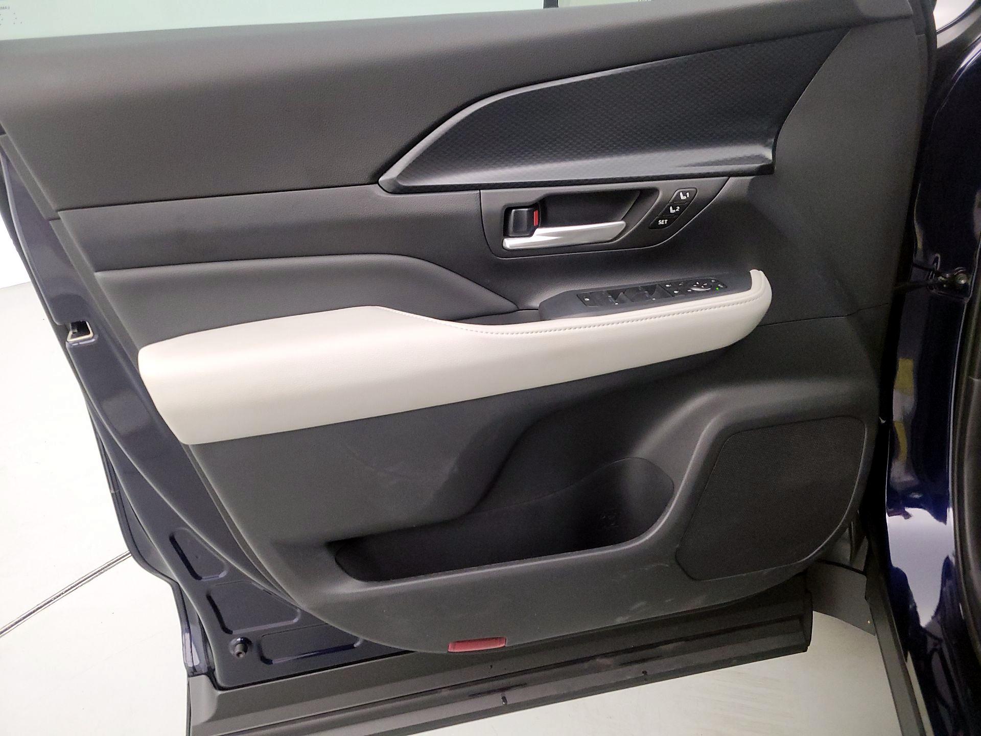 Thumbnail: 2025 Toyota Highlander - 12