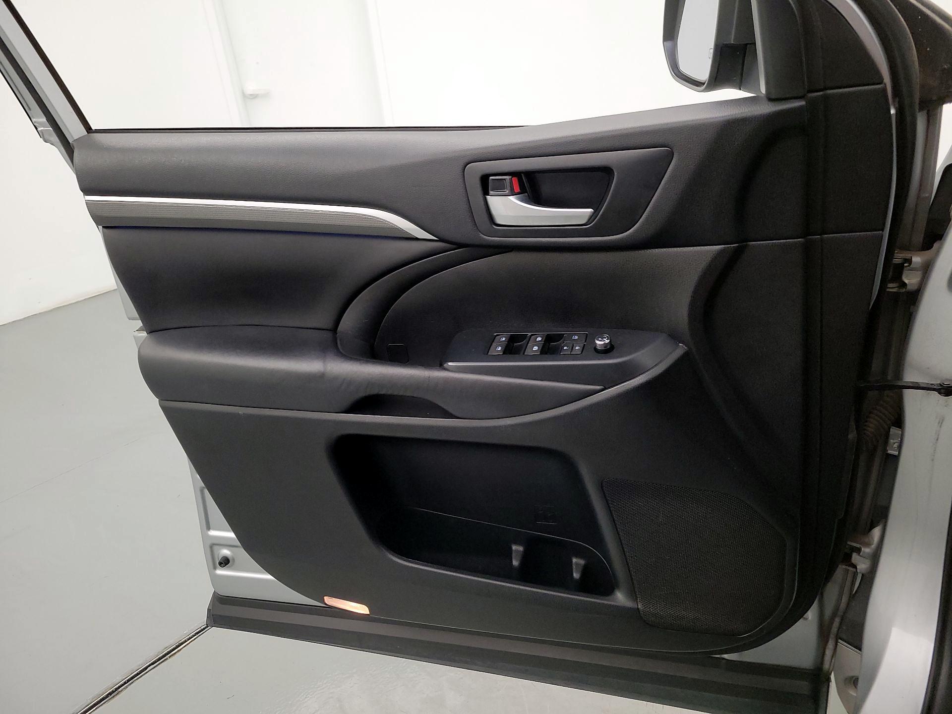 Thumbnail: 2018 Toyota Highlander - 12