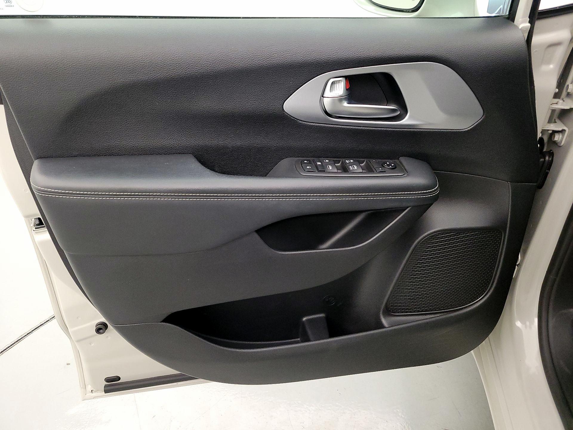 Thumbnail: 2021 Chrysler Pacifica - 12