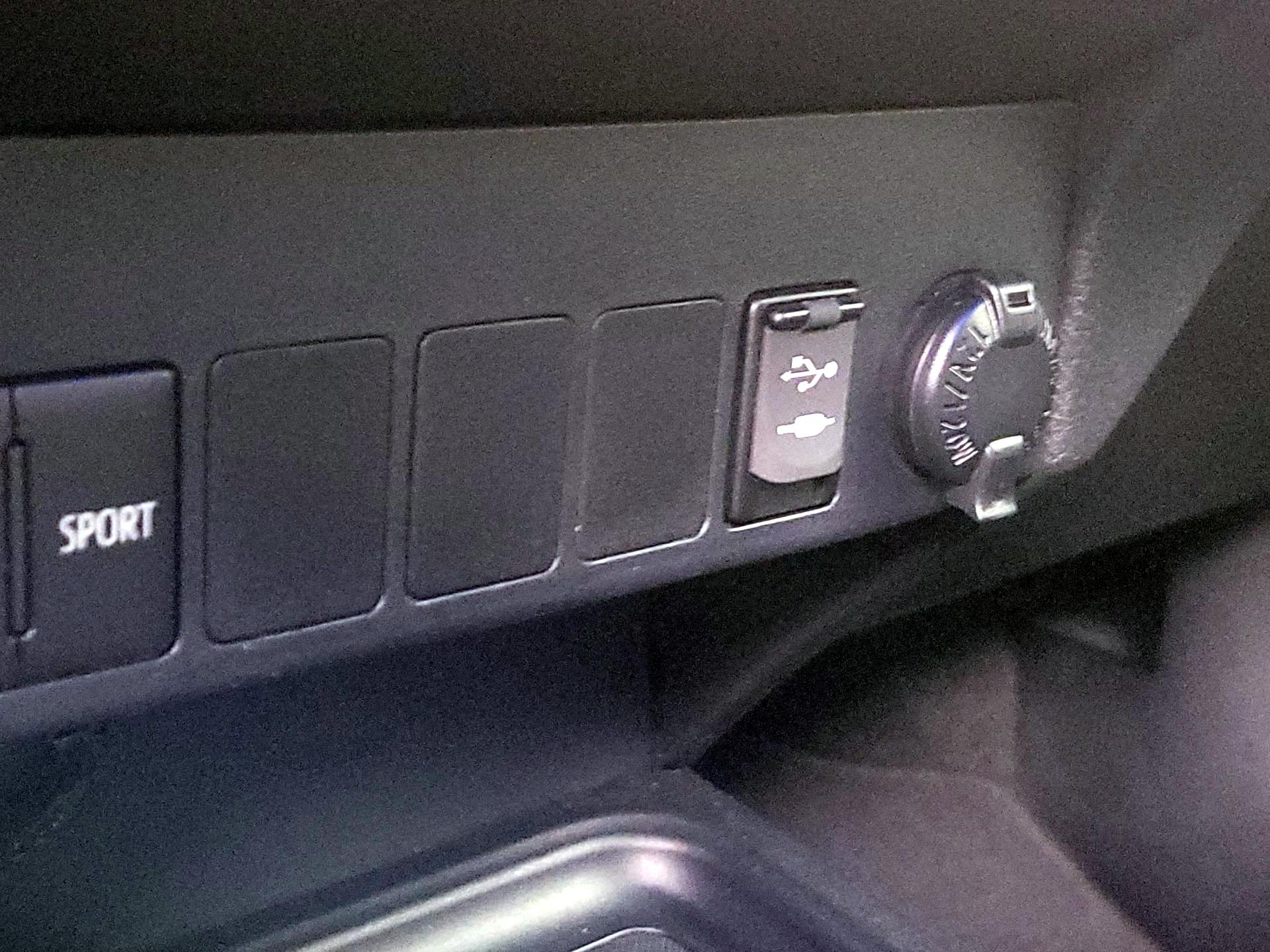 Thumbnail: 2017 Toyota RAV4 - 18