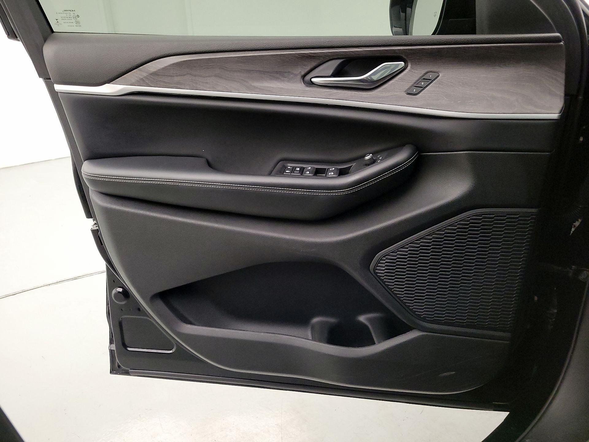 Thumbnail: 2023 Jeep Grand Cherokee - 12