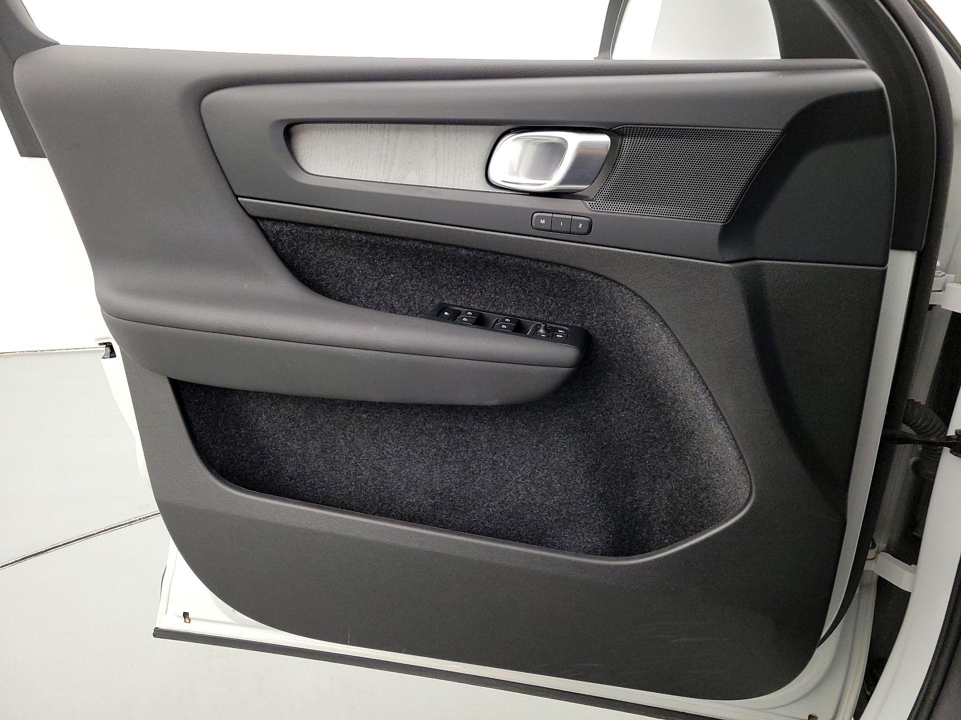 Thumbnail: 2025 Volvo XC40 - 12