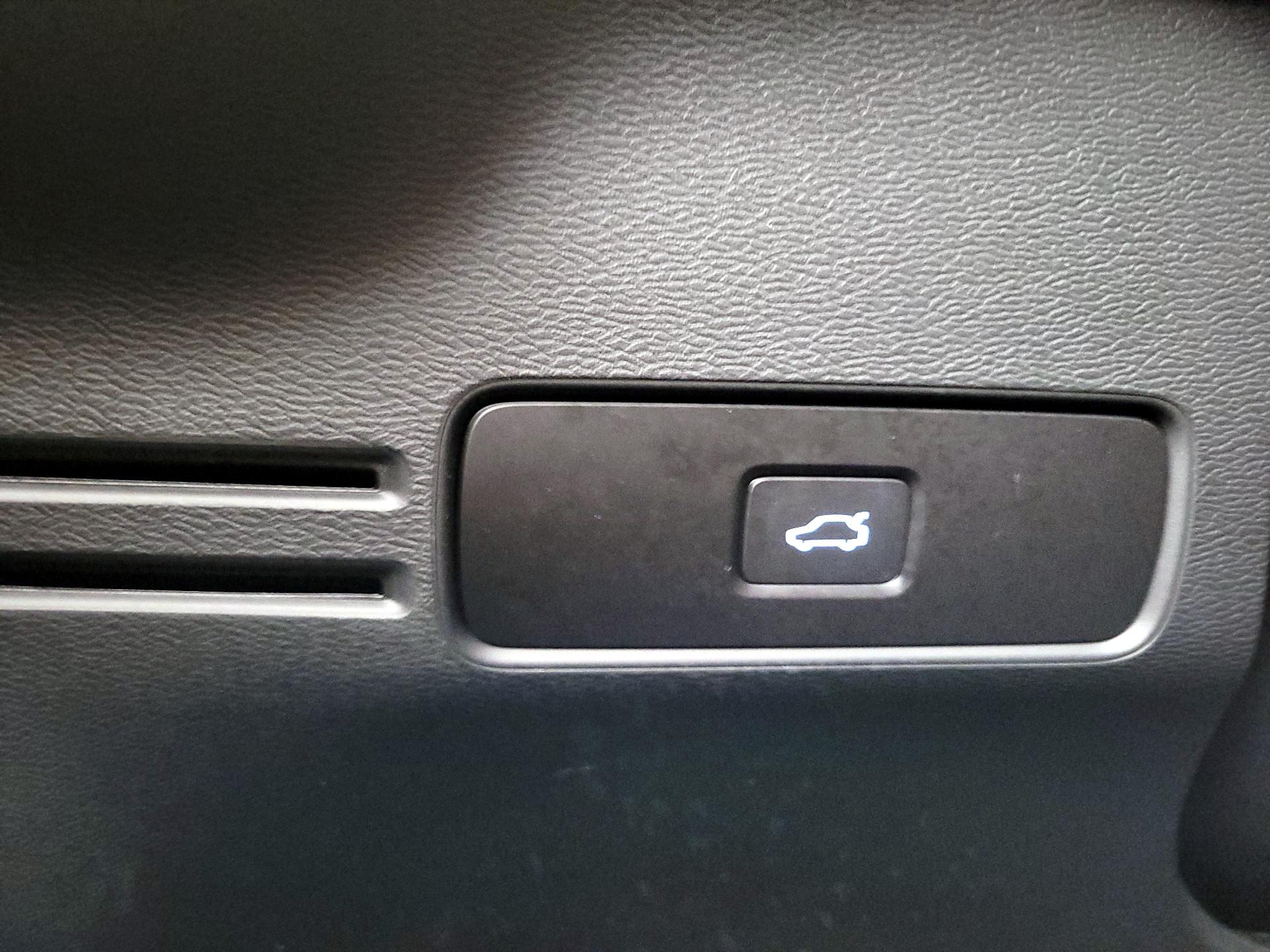 Thumbnail: 2025 Volvo XC40 - 13