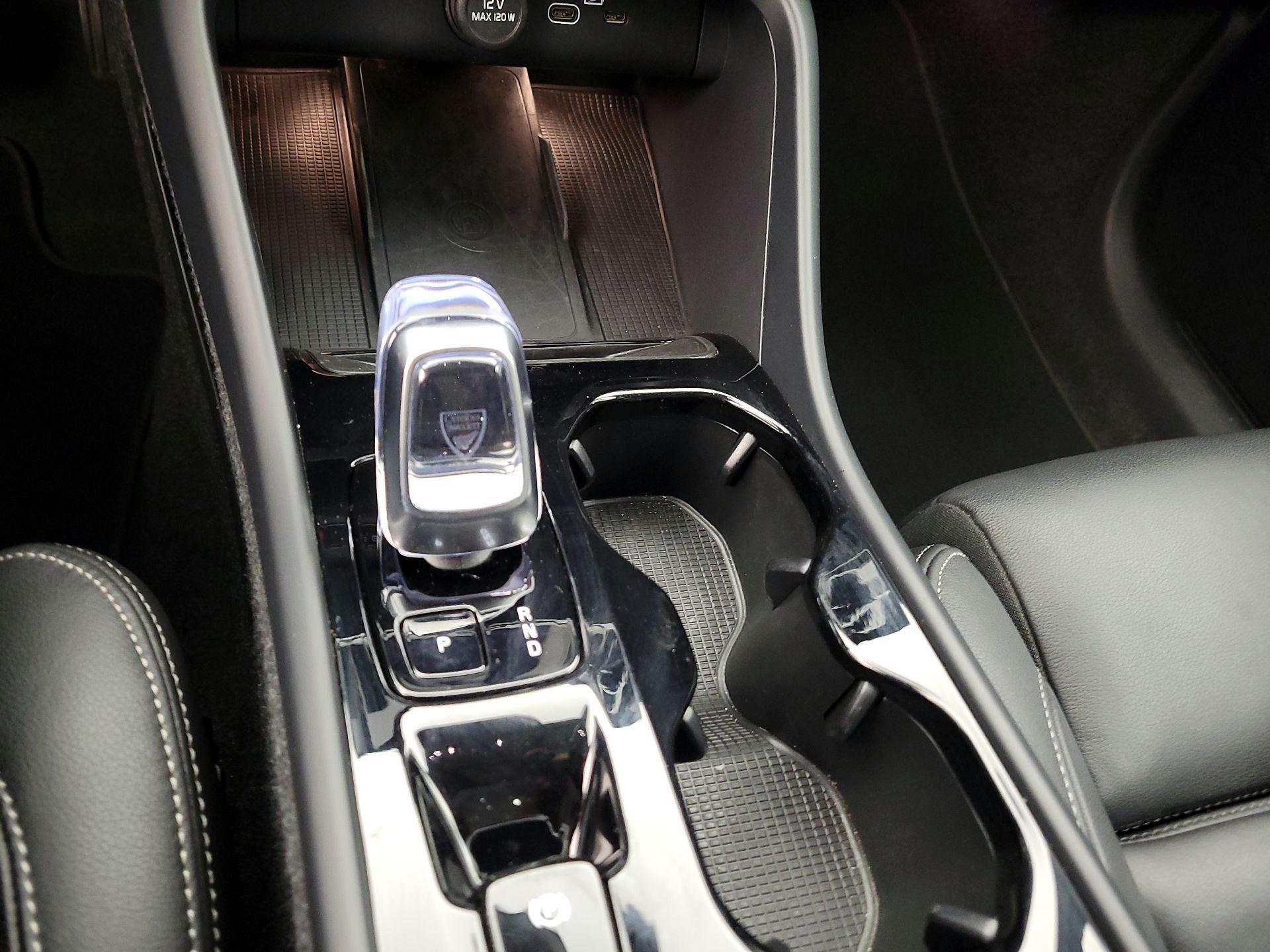 Thumbnail: 2025 Volvo XC40 - 18