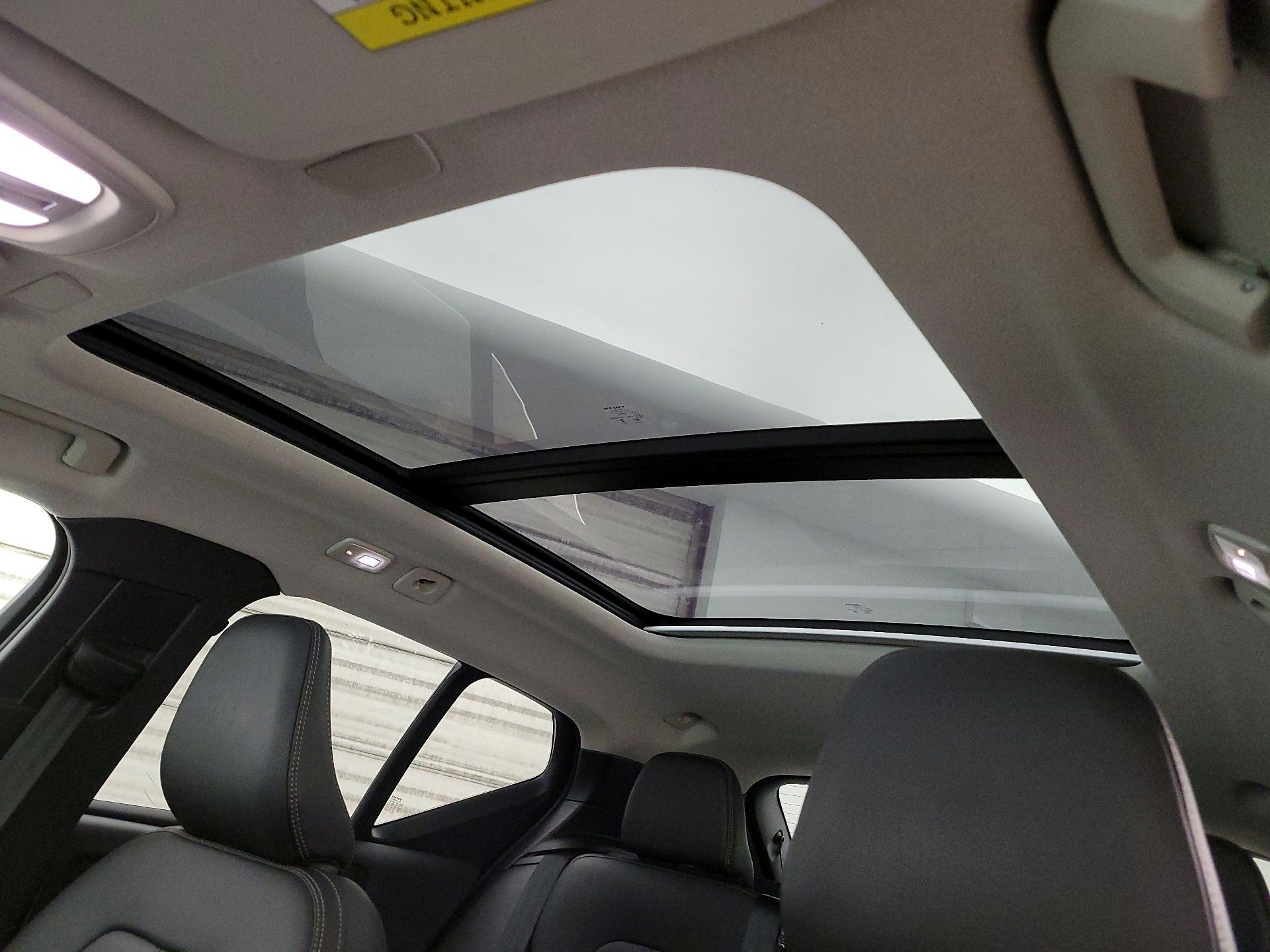 Thumbnail: 2025 Volvo XC40 - 20