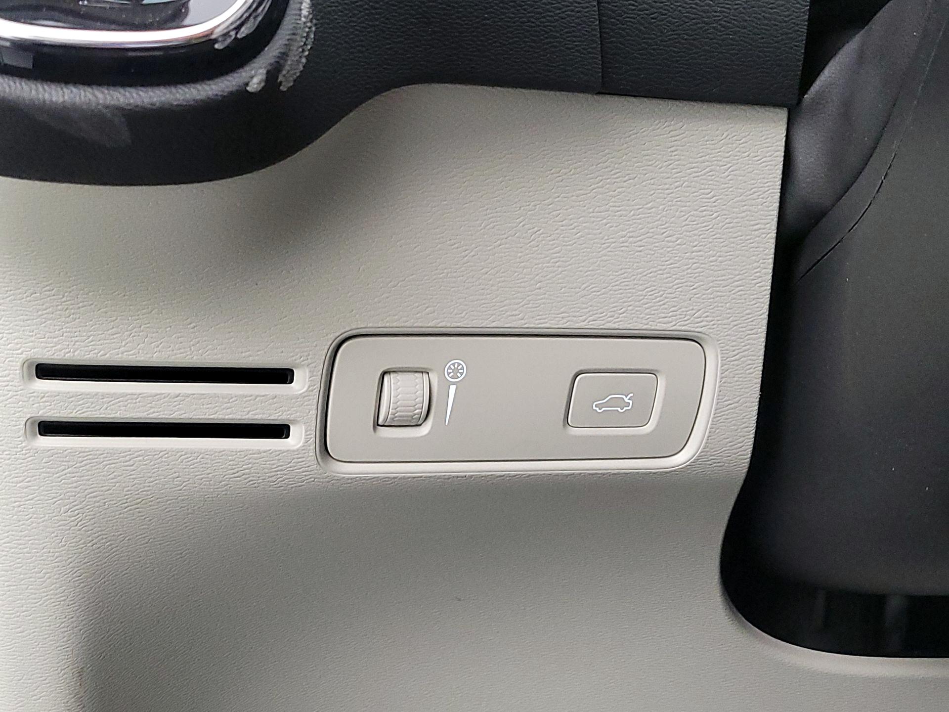 Thumbnail: 2021 Volvo XC40 - 13