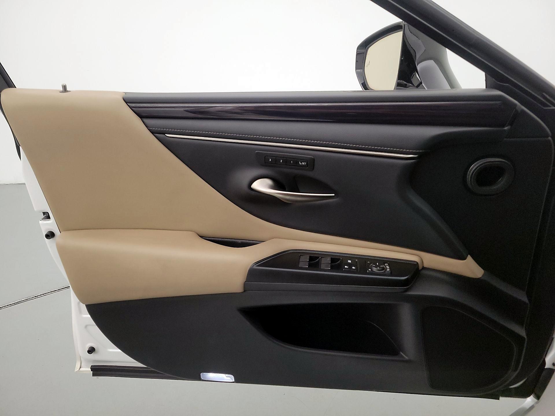 Thumbnail: 2020 Lexus ES - 12