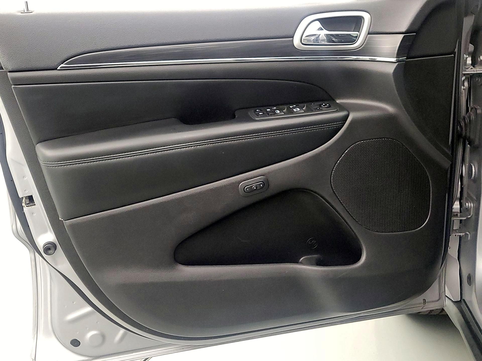 Thumbnail: 2019 Jeep Grand Cherokee - 12