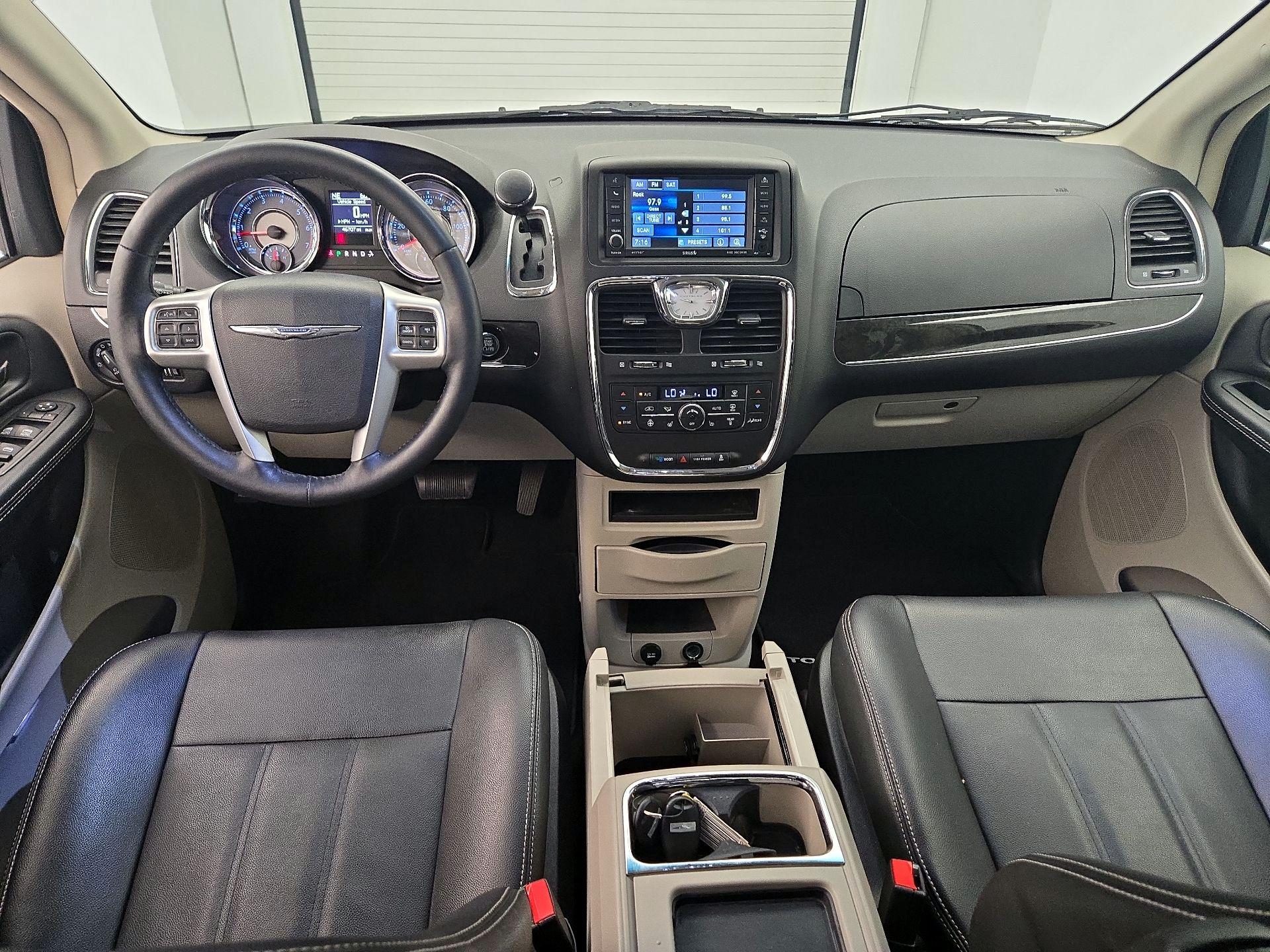 Thumbnail: 2016 Chrysler Town & Country - 9