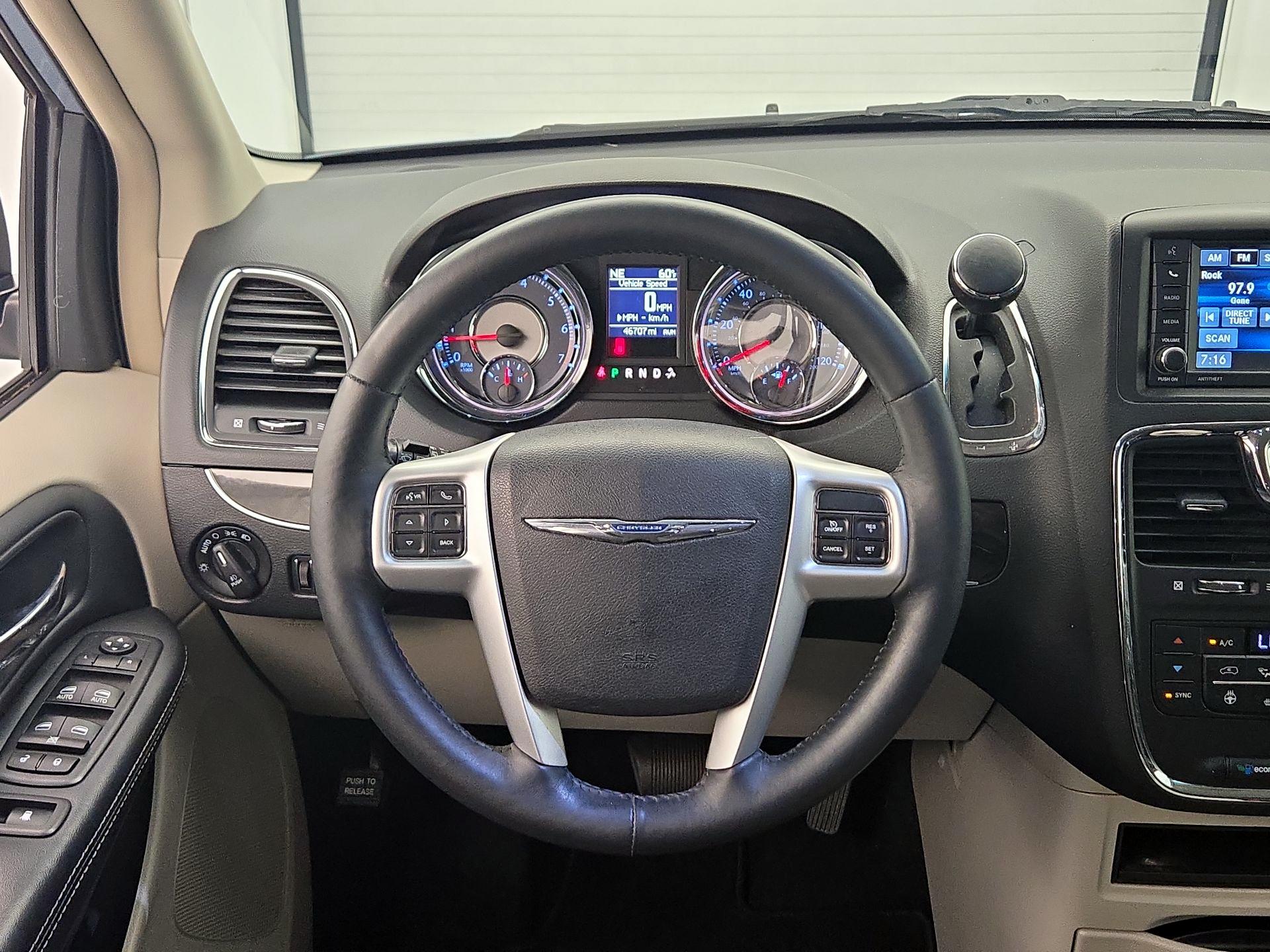 Thumbnail: 2016 Chrysler Town & Country - 10