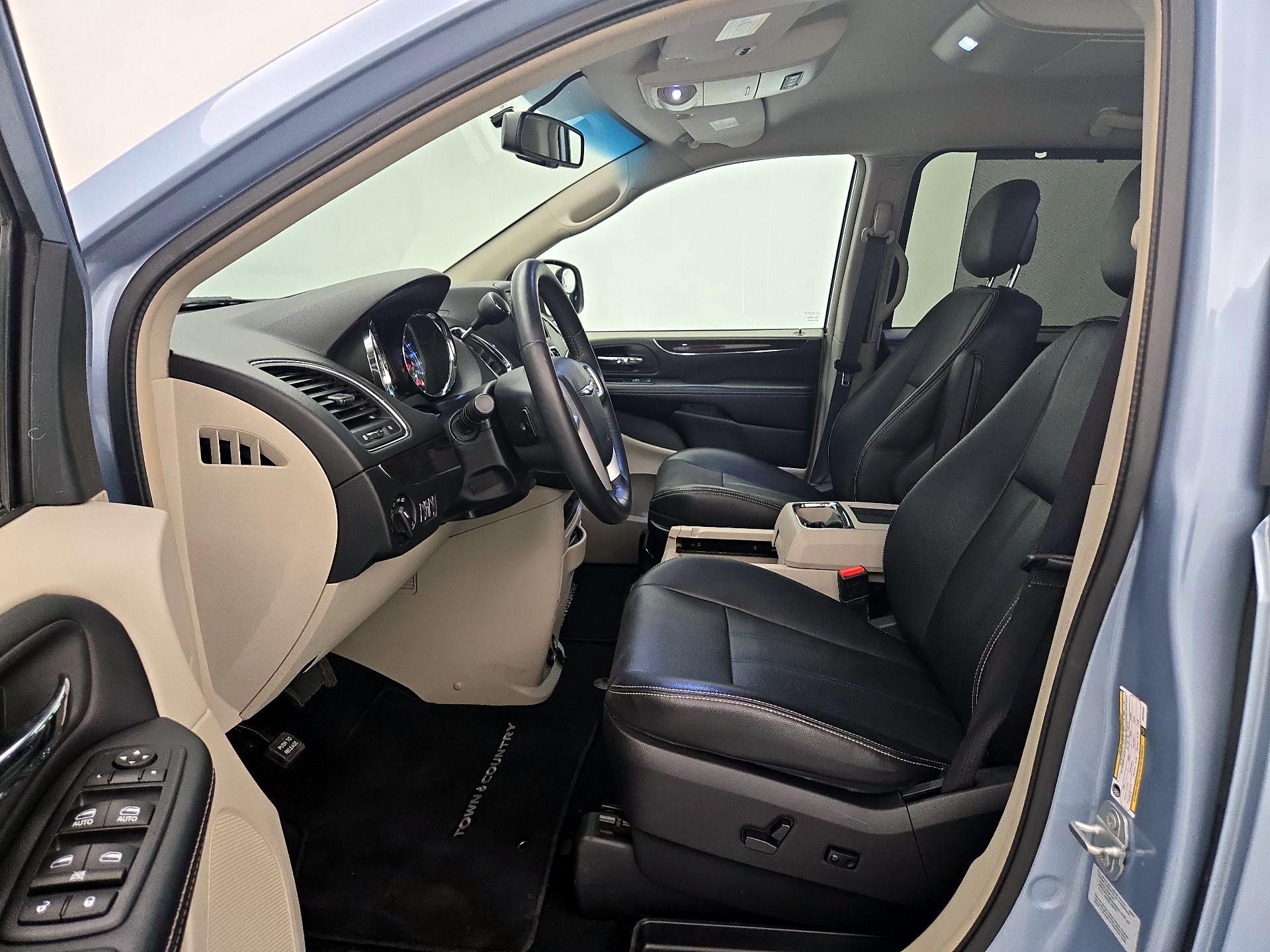 Thumbnail: 2016 Chrysler Town & Country - 11