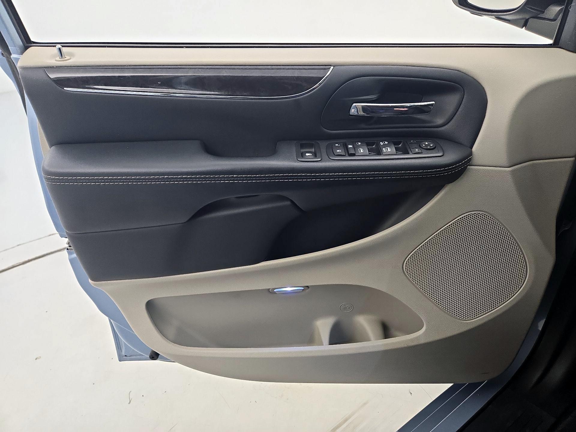 Thumbnail: 2016 Chrysler Town & Country - 12