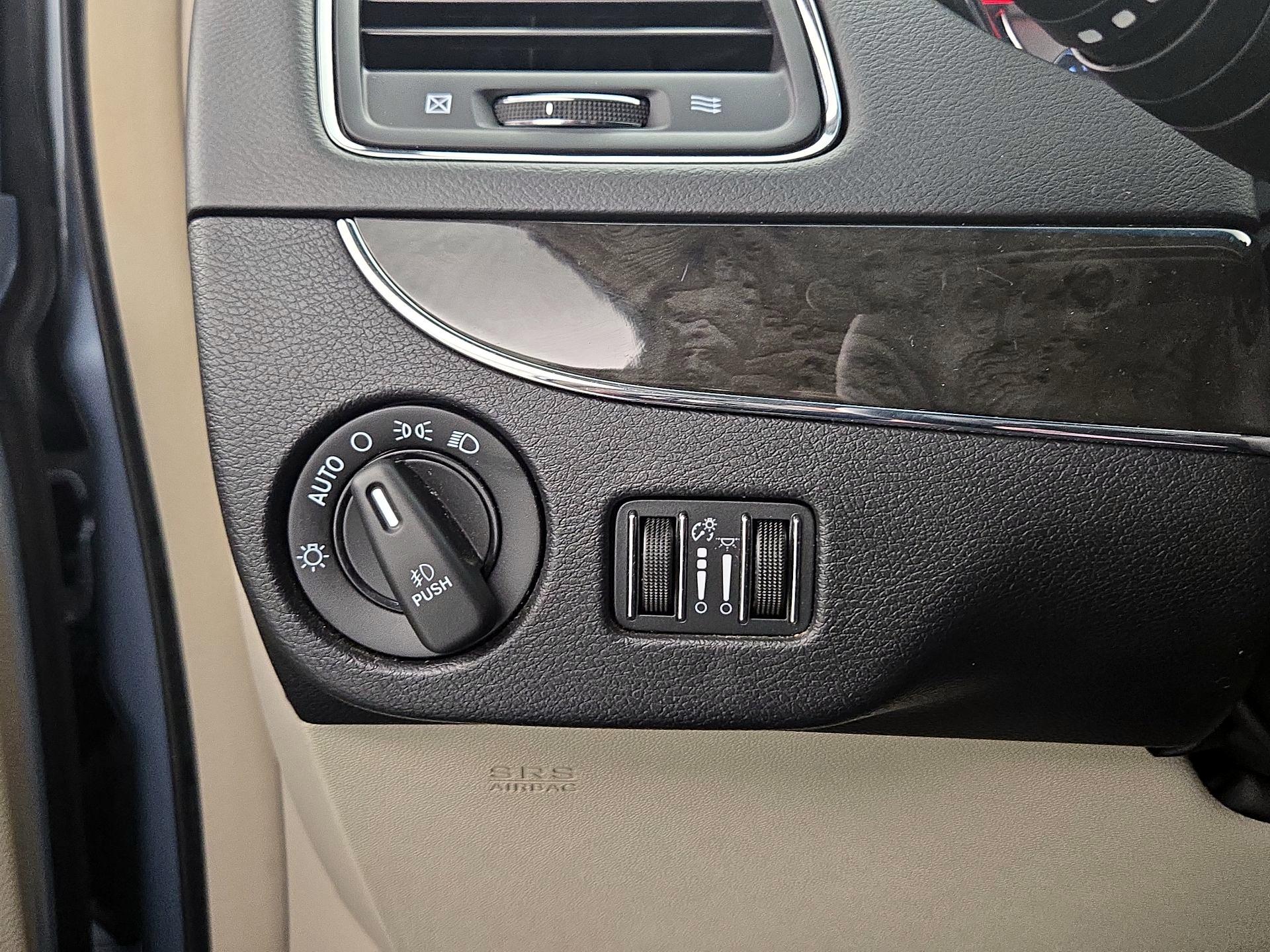 Thumbnail: 2016 Chrysler Town & Country - 13