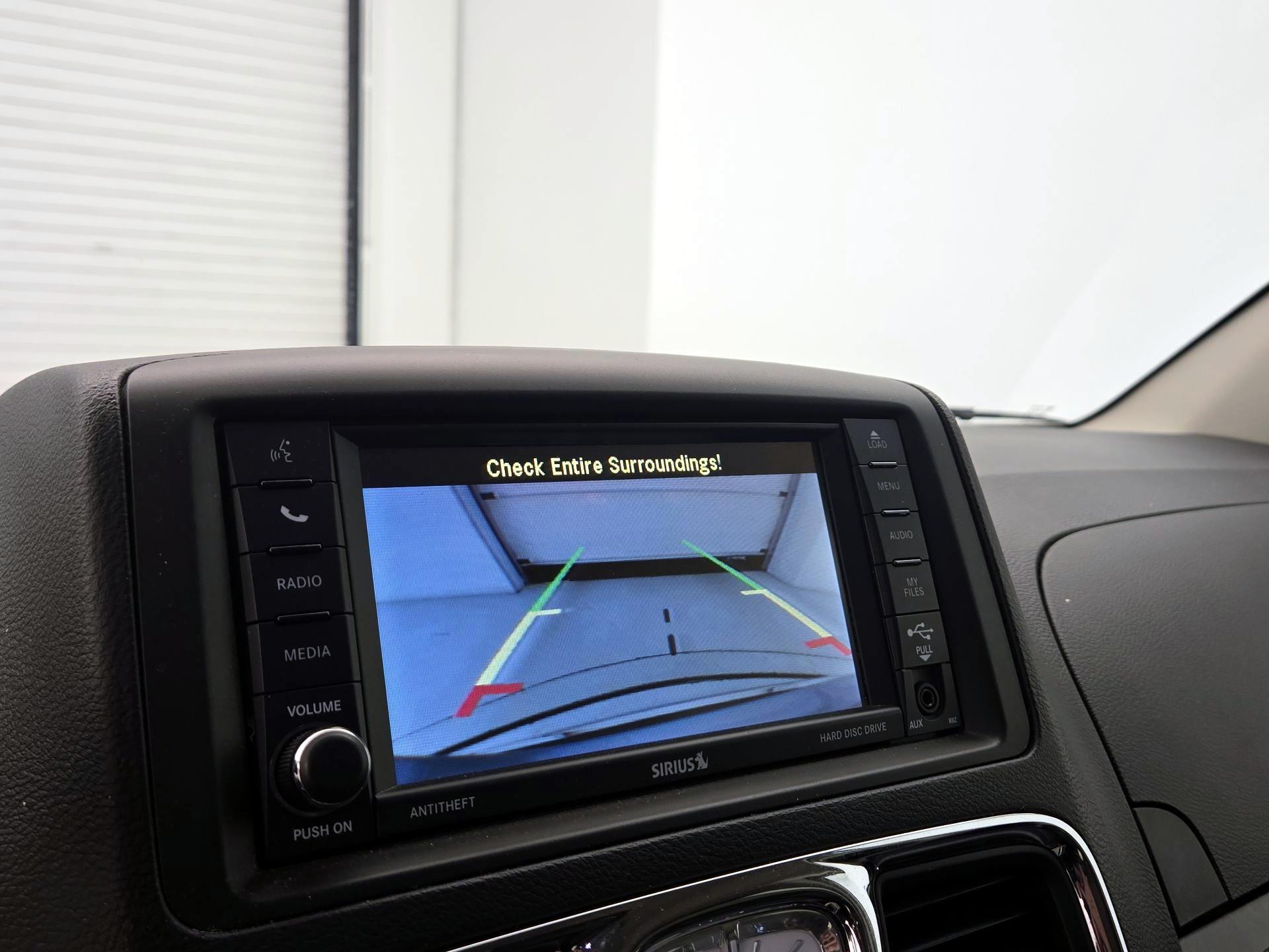 Thumbnail: 2016 Chrysler Town & Country - 14