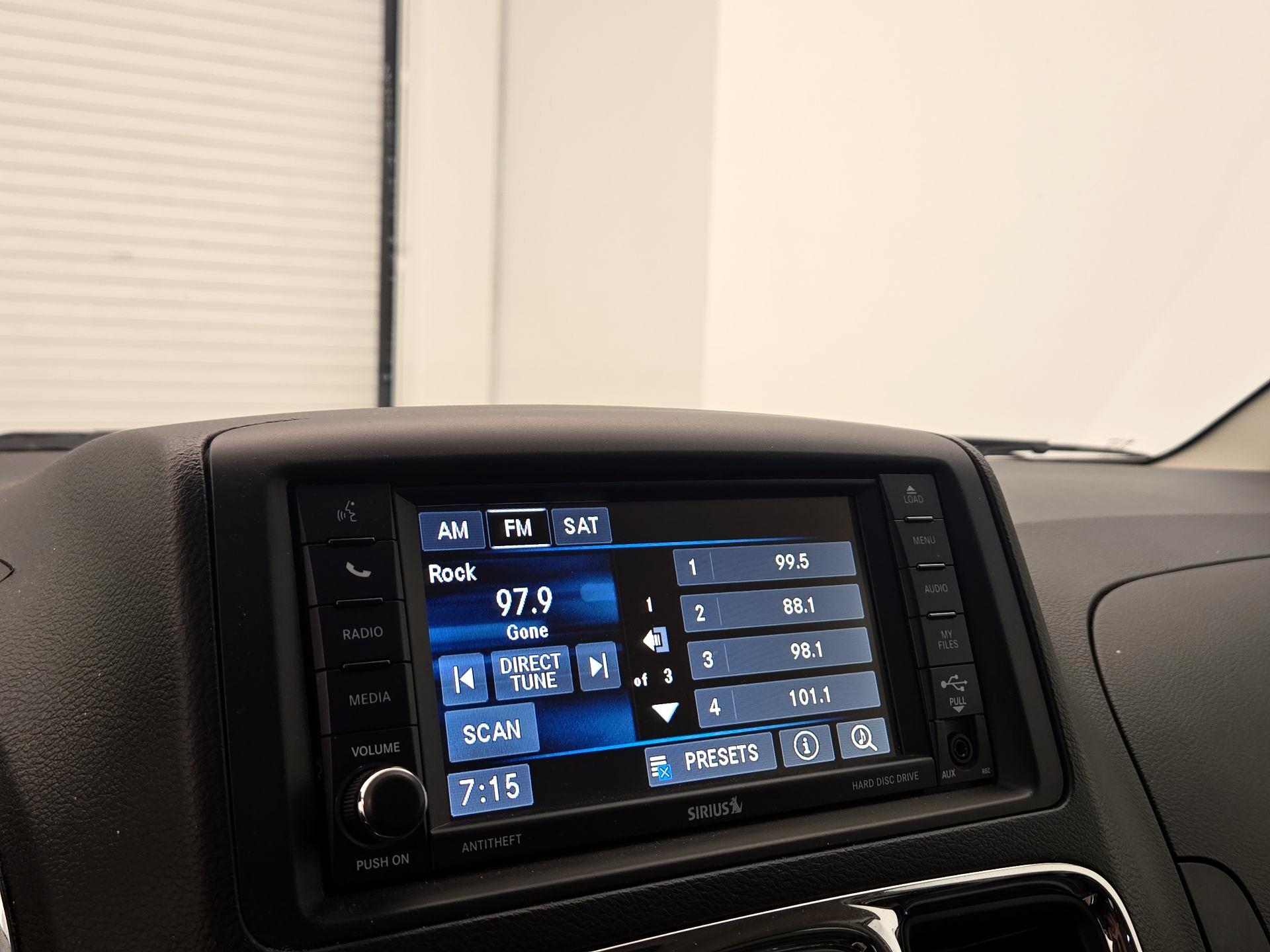 Thumbnail: 2016 Chrysler Town & Country - 15