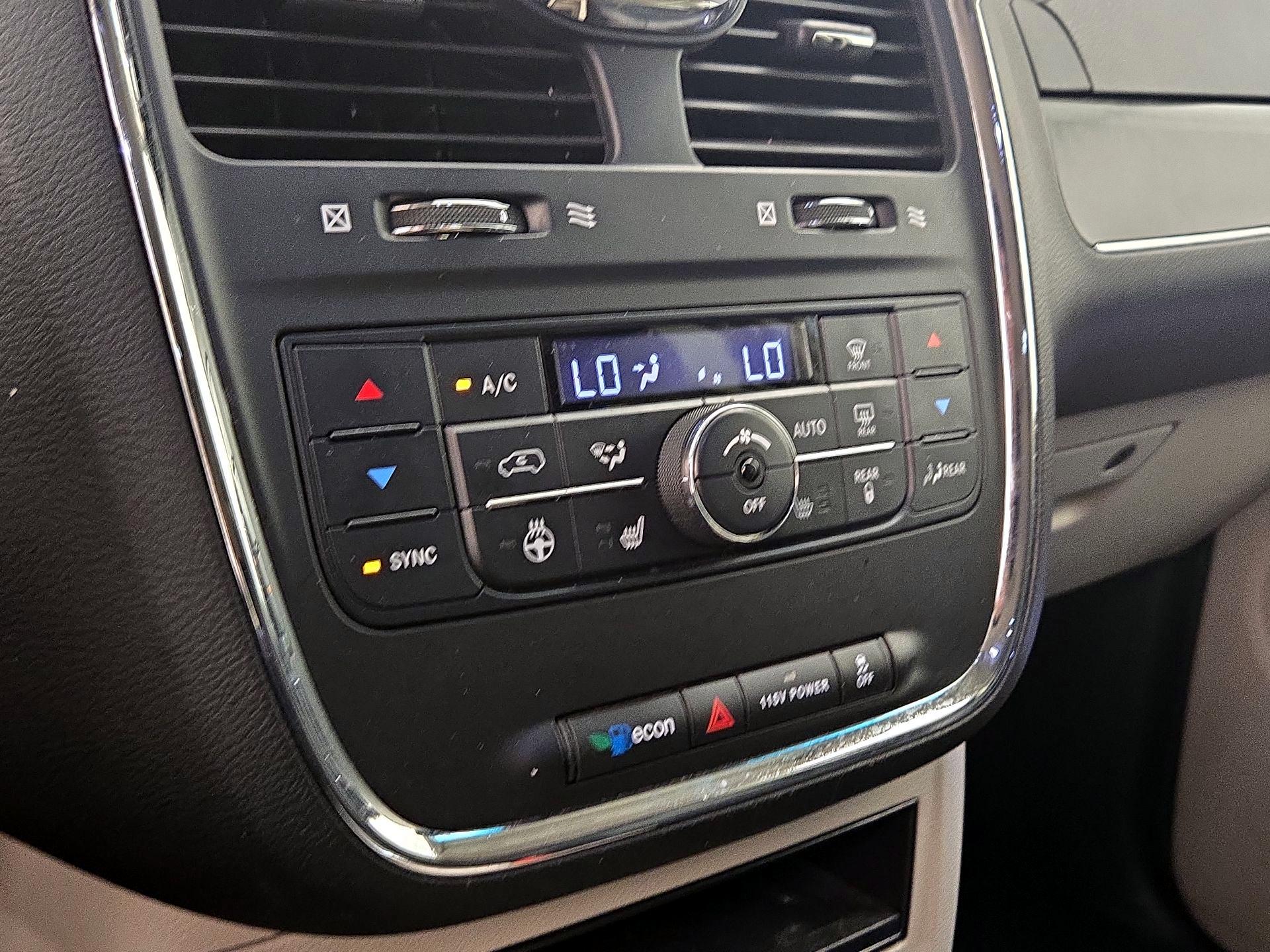 Thumbnail: 2016 Chrysler Town & Country - 16