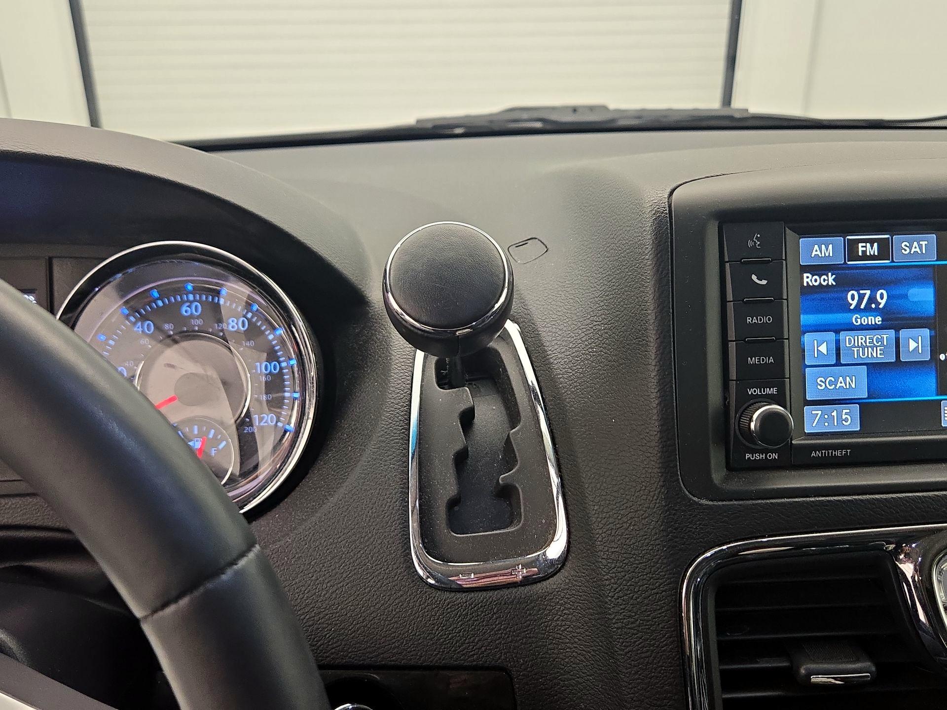 Thumbnail: 2016 Chrysler Town & Country - 17