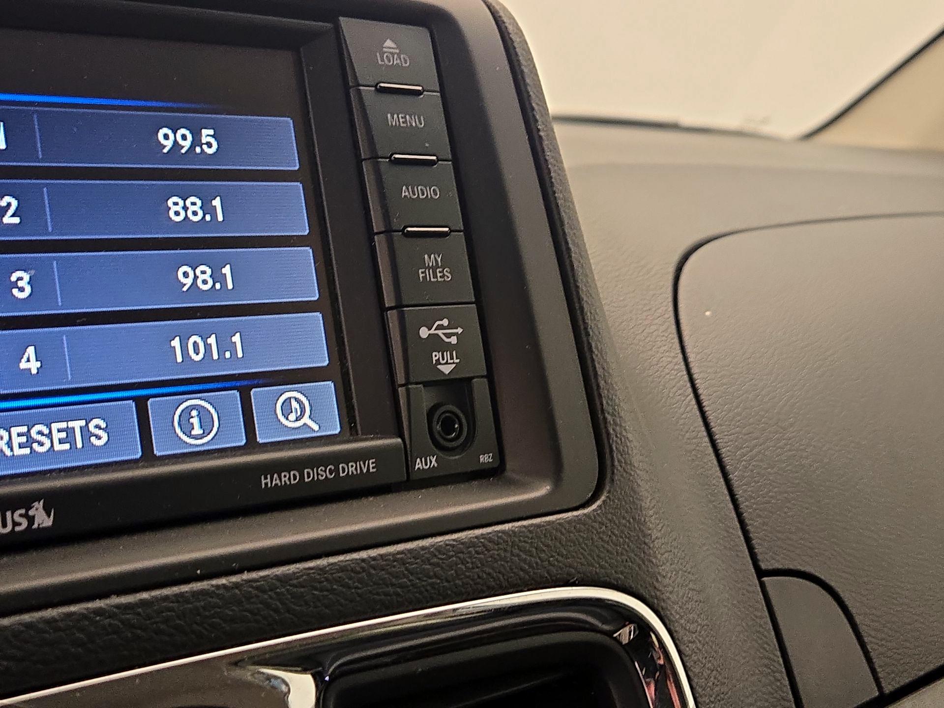 Thumbnail: 2016 Chrysler Town & Country - 18