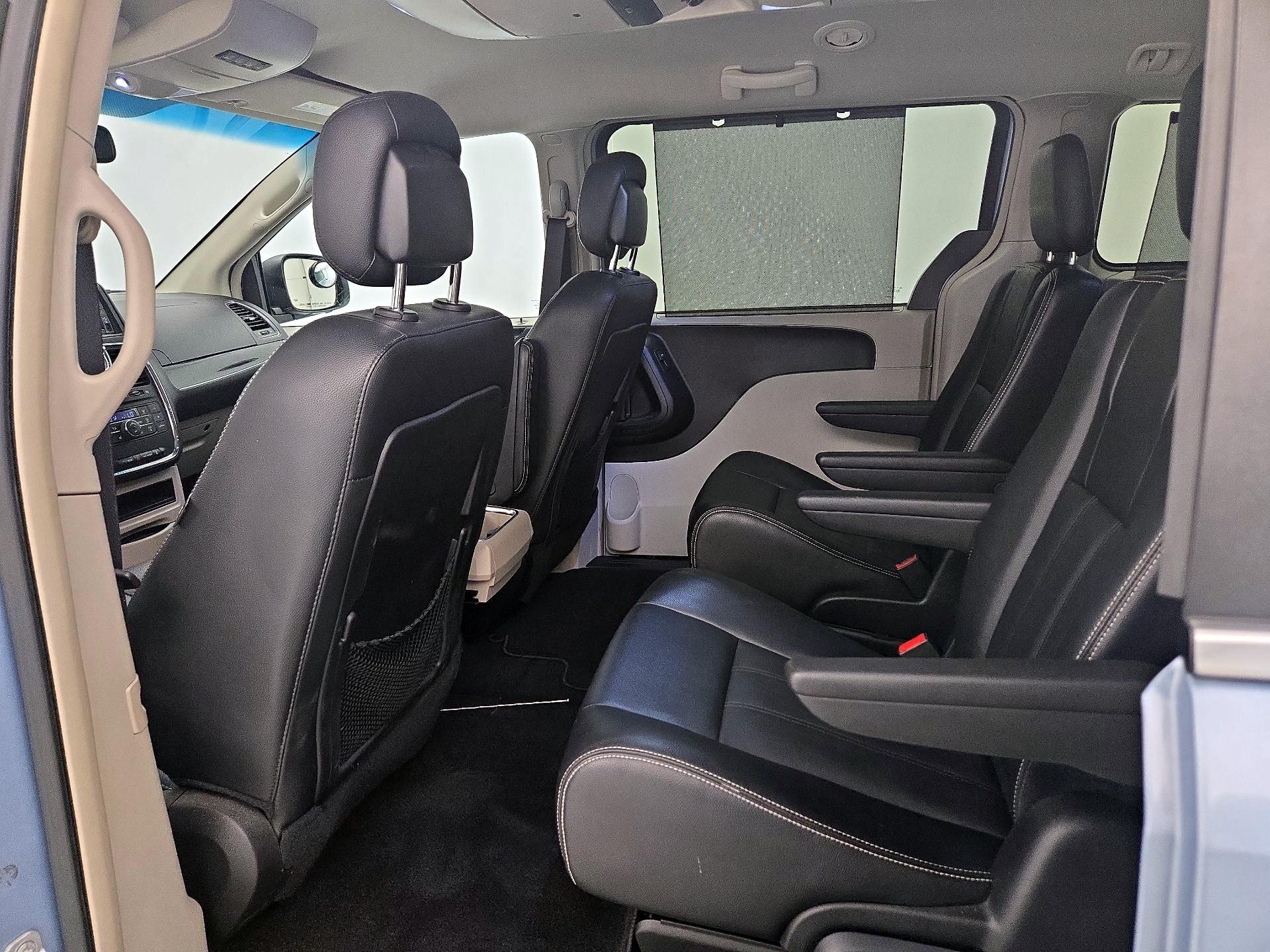 Thumbnail: 2016 Chrysler Town & Country - 19