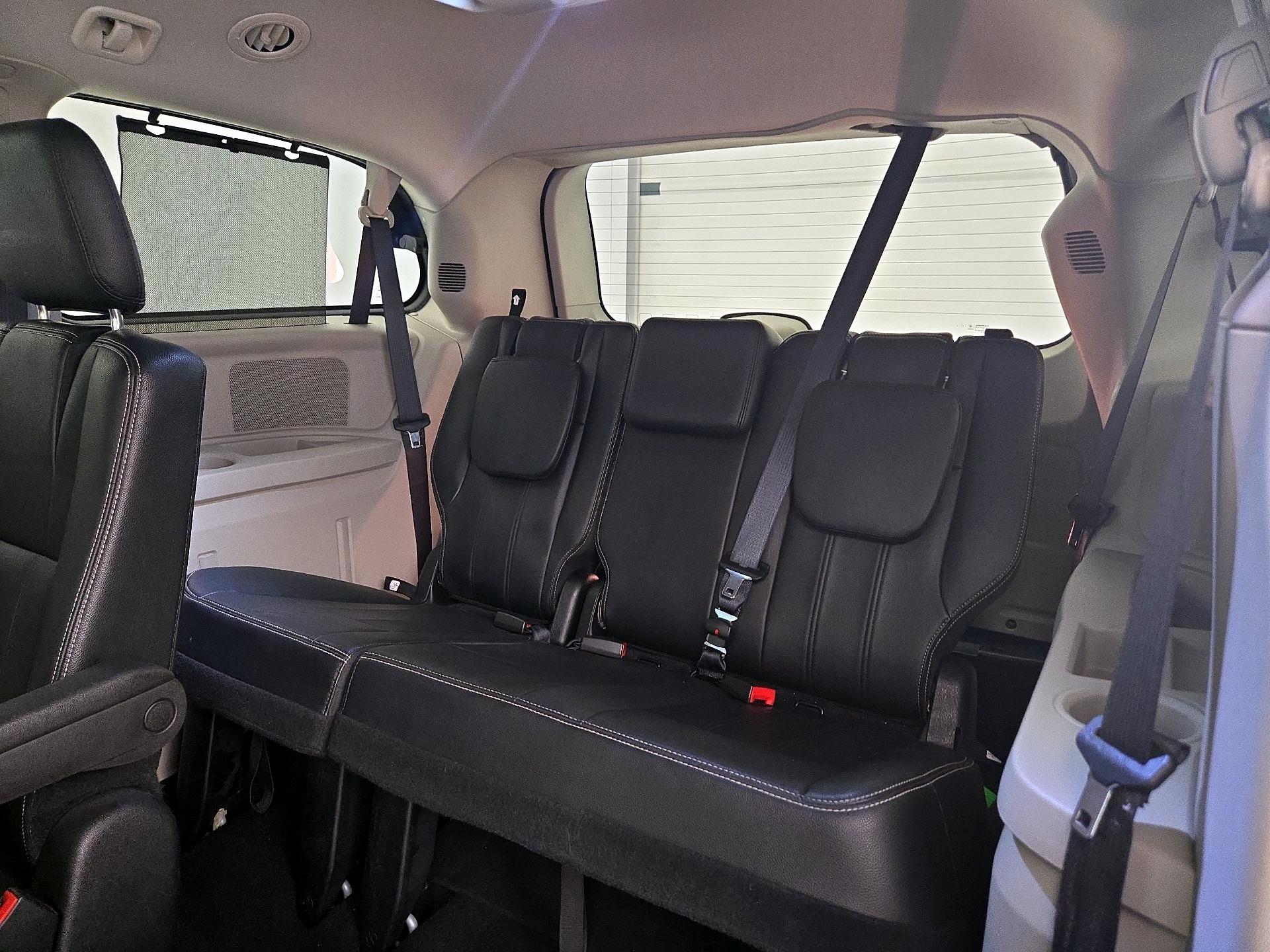 Thumbnail: 2016 Chrysler Town & Country - 20
