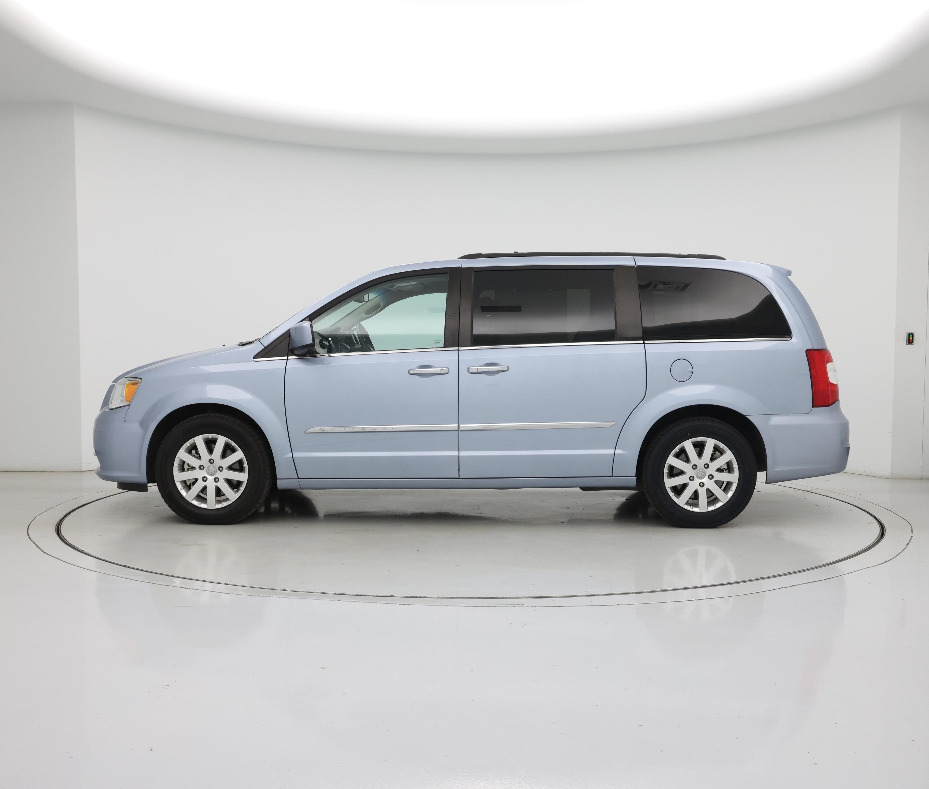 Thumbnail: 2016 Chrysler Town & Country - 3
