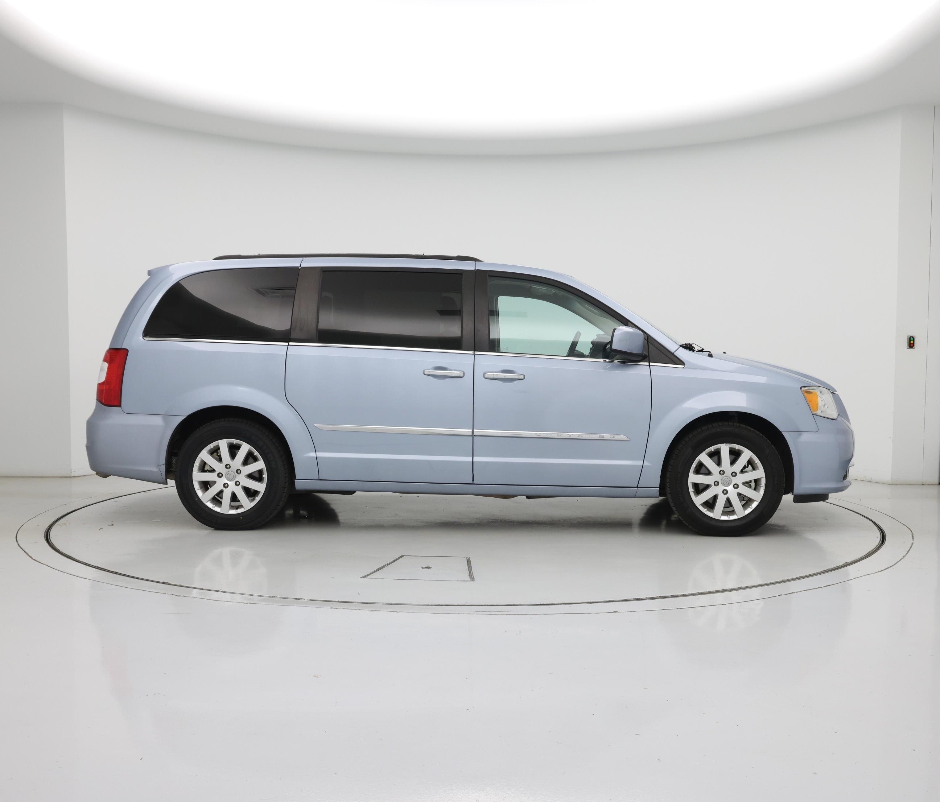 Thumbnail: 2016 Chrysler Town & Country - 7