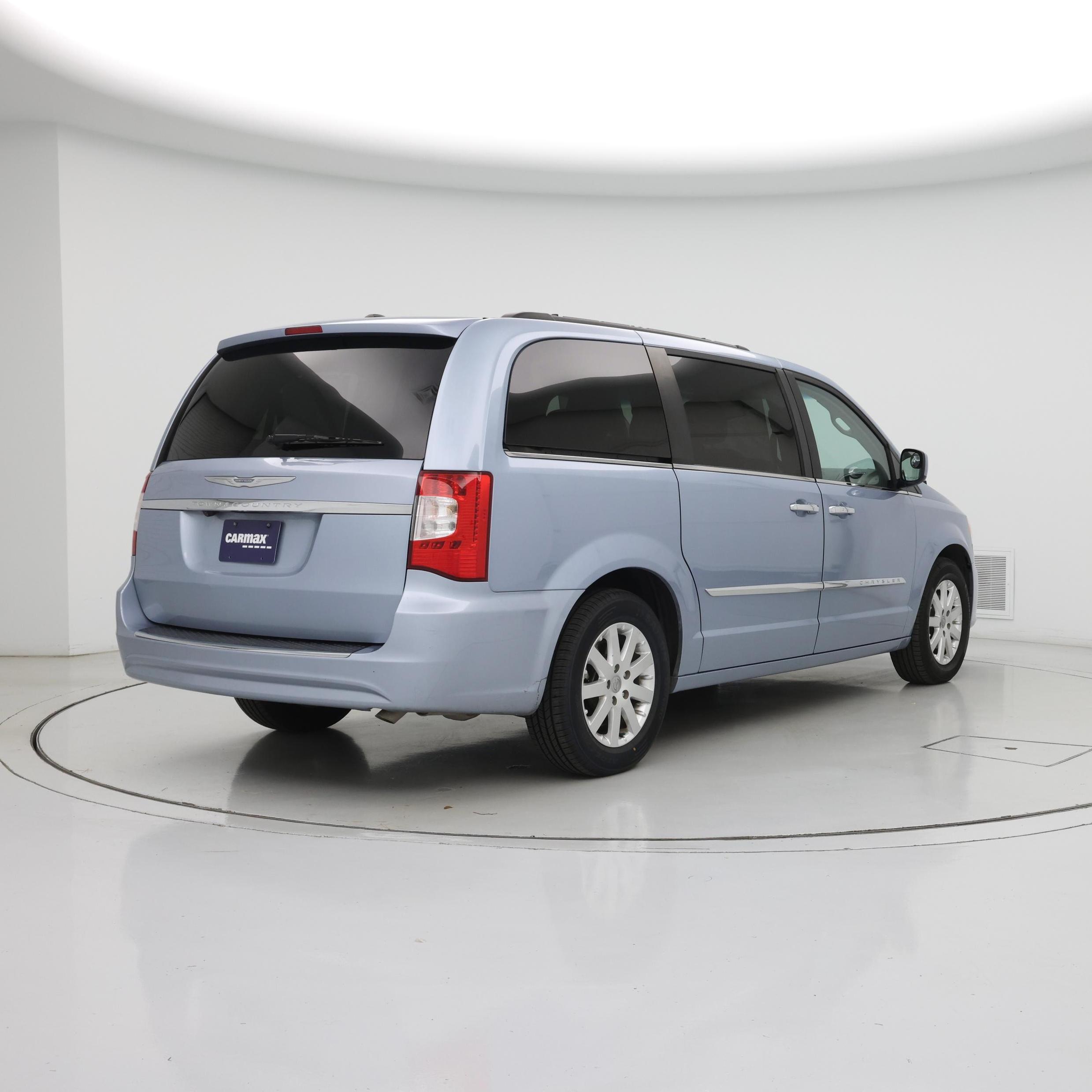 Thumbnail: 2016 Chrysler Town & Country - 8