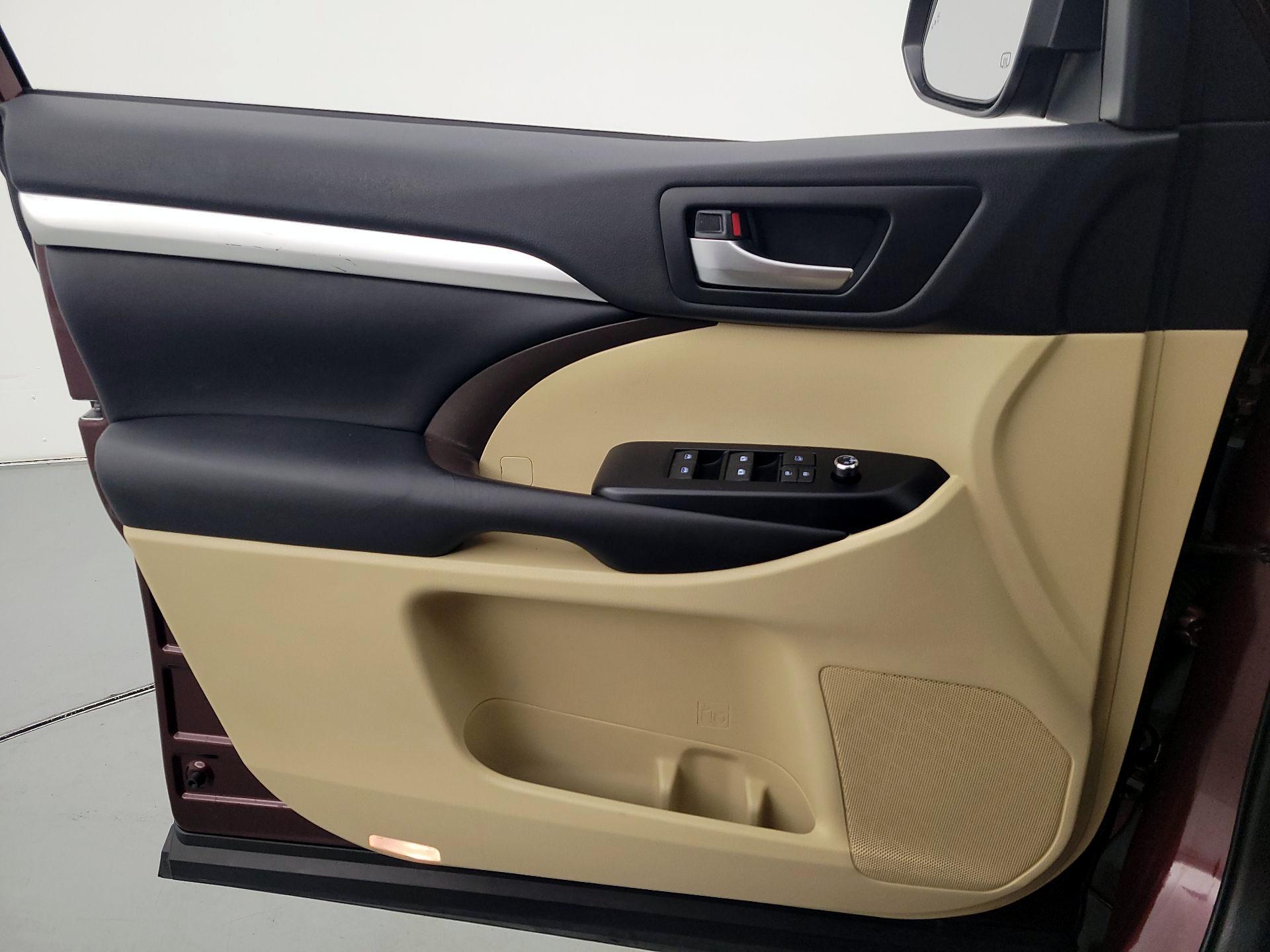 Thumbnail: 2019 Toyota Highlander - 12