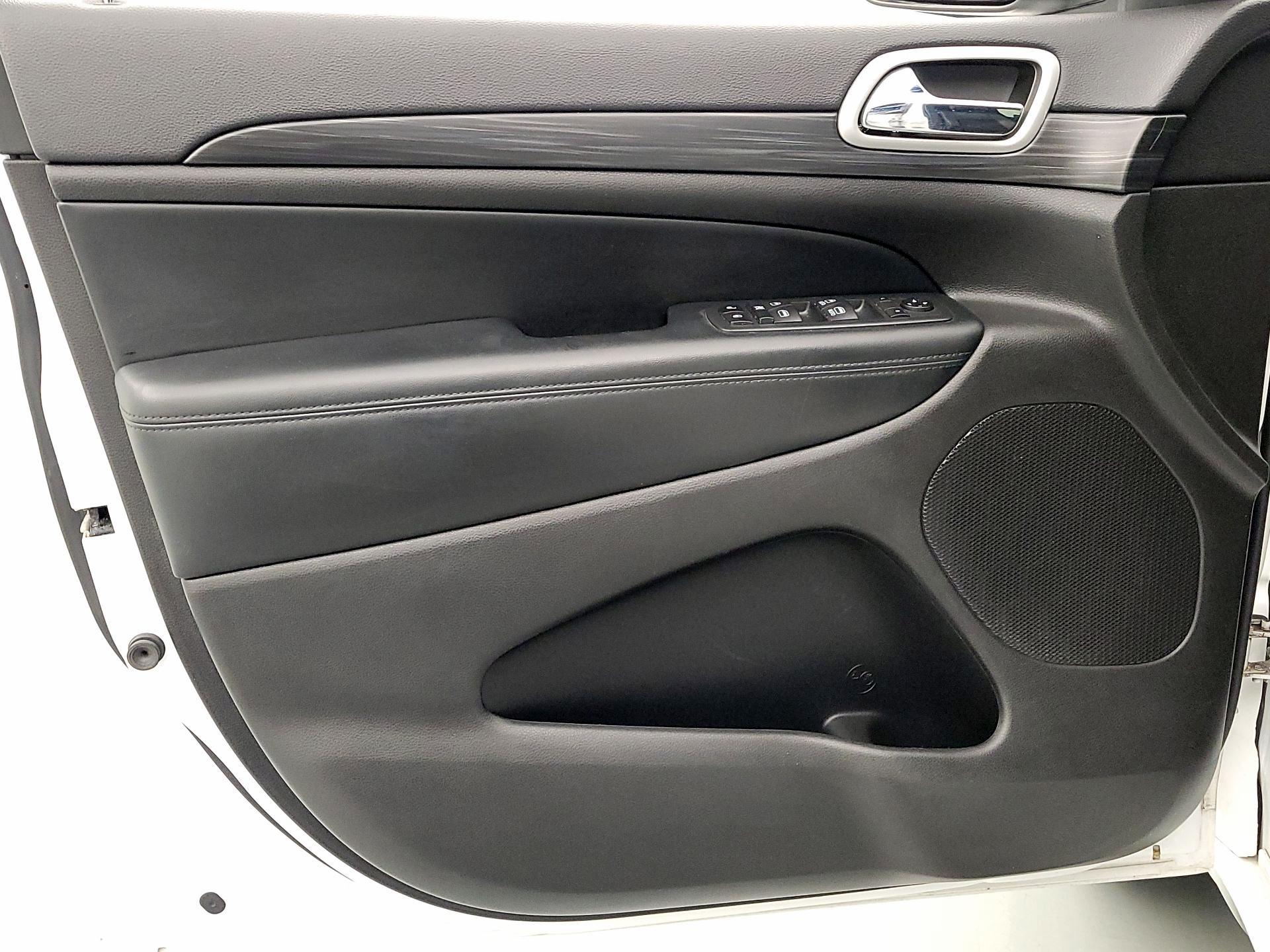 Thumbnail: 2020 Jeep Grand Cherokee - 12