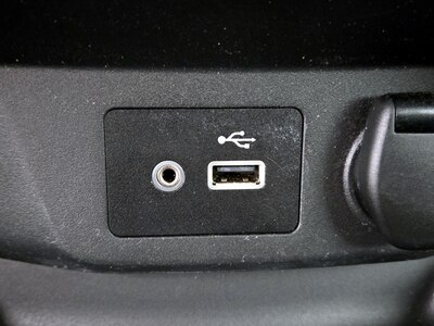 USB/AUX Ports