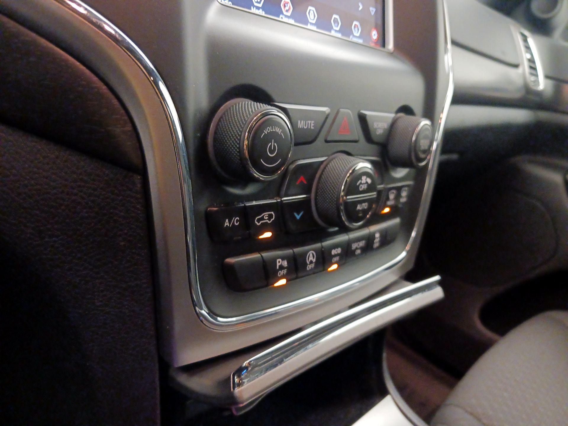 Thumbnail: 2018 Jeep Grand Cherokee - 16