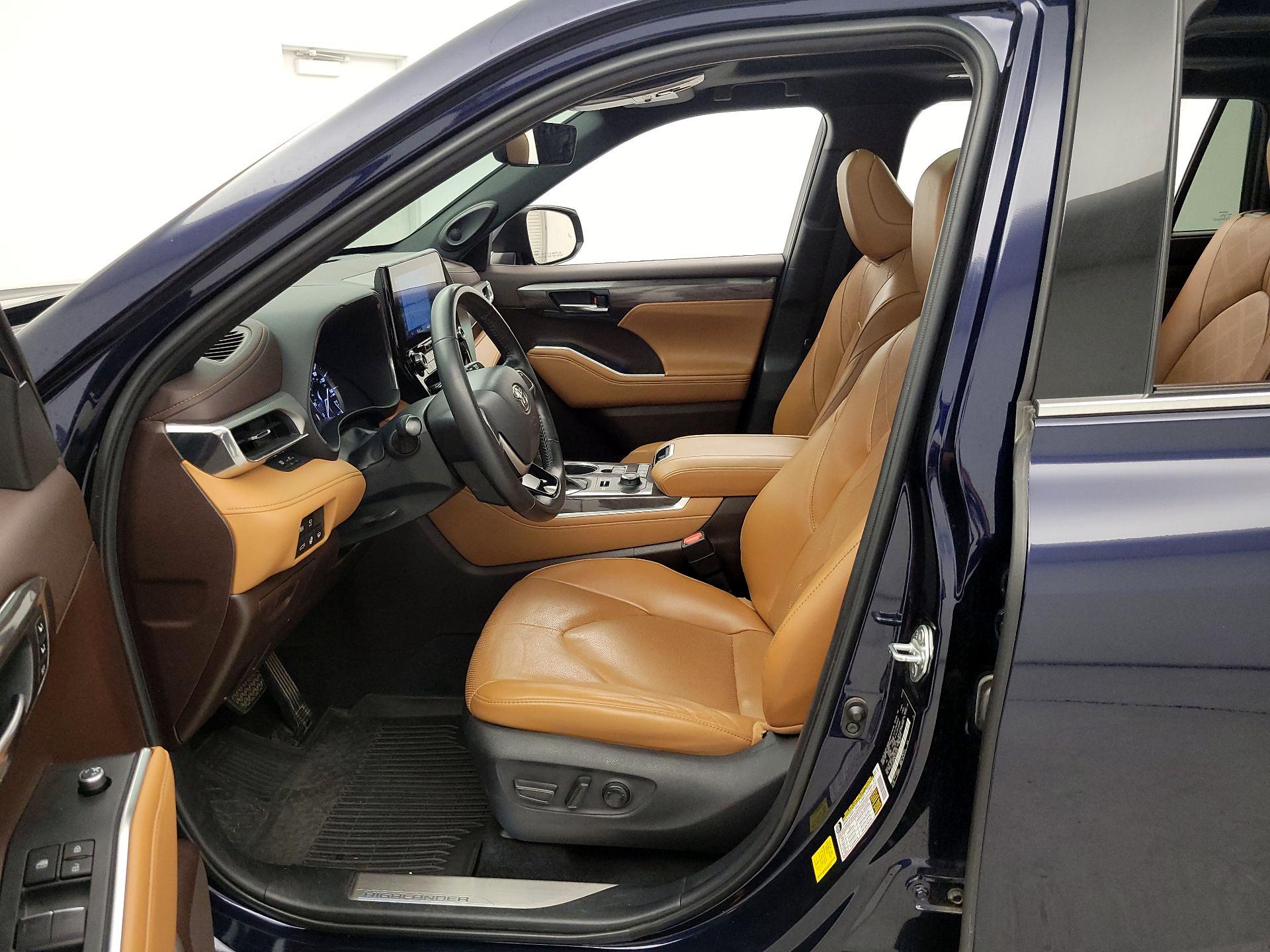 Thumbnail: 2022 Toyota Highlander - 11