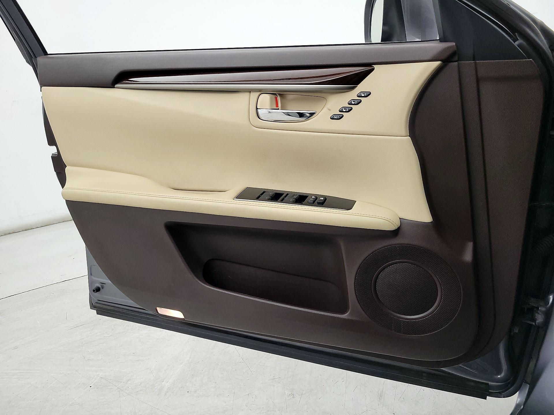 Thumbnail: 2016 Lexus ES - 12