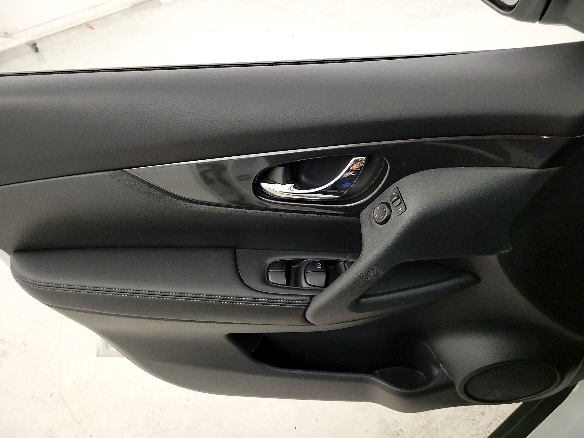 Thumbnail: 2017 Nissan Rogue - 12