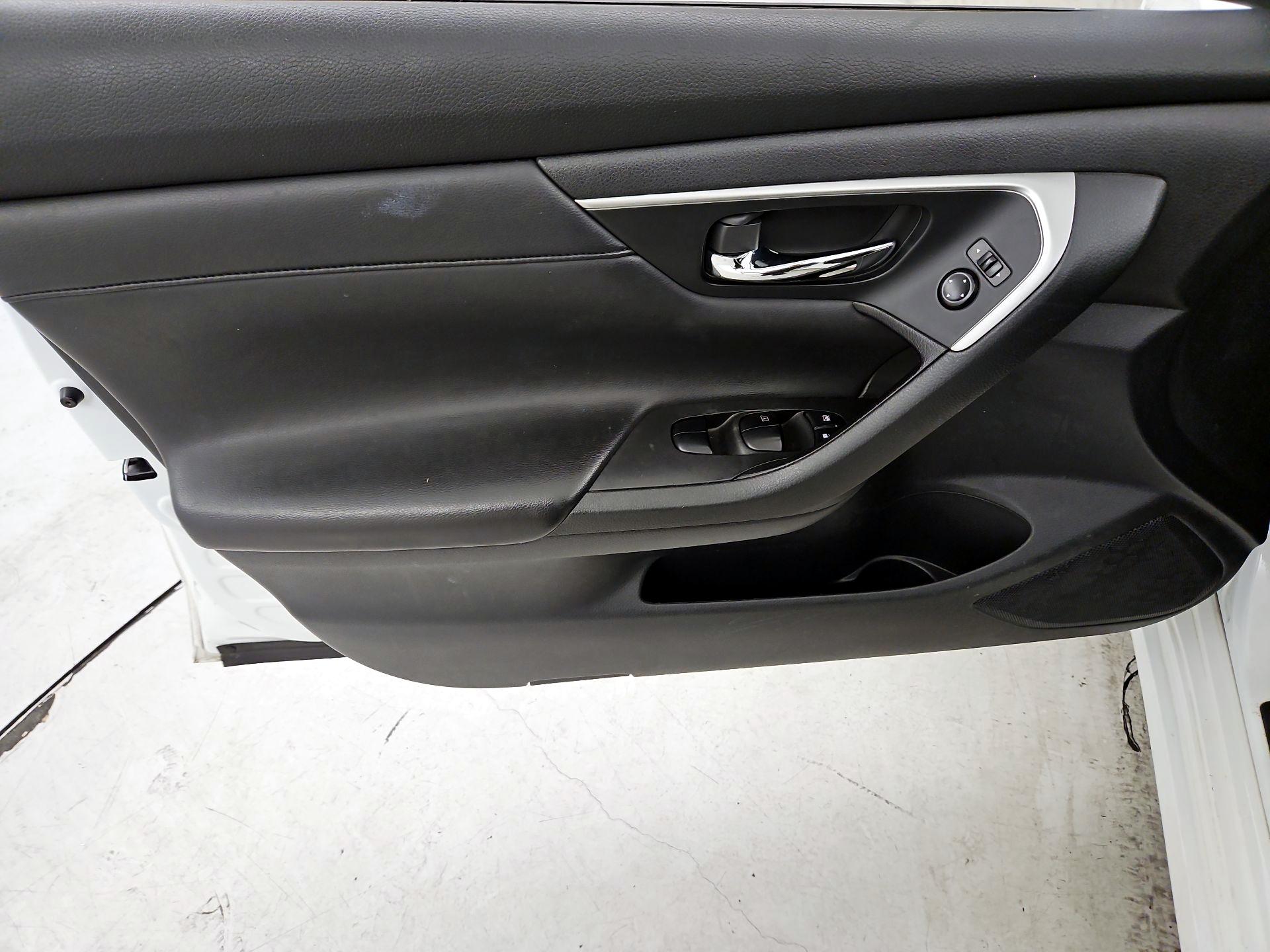 Thumbnail: 2015 Nissan Altima - 12