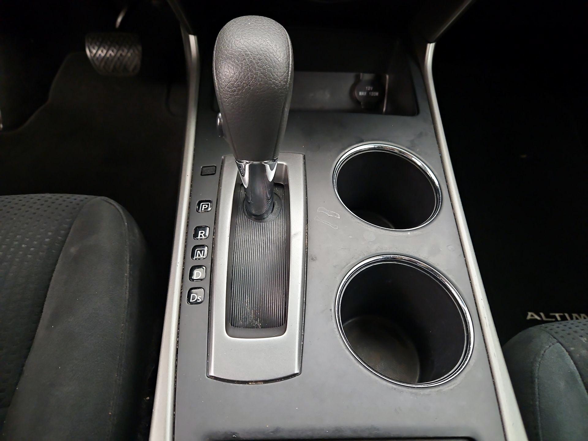 Thumbnail: 2015 Nissan Altima - 16
