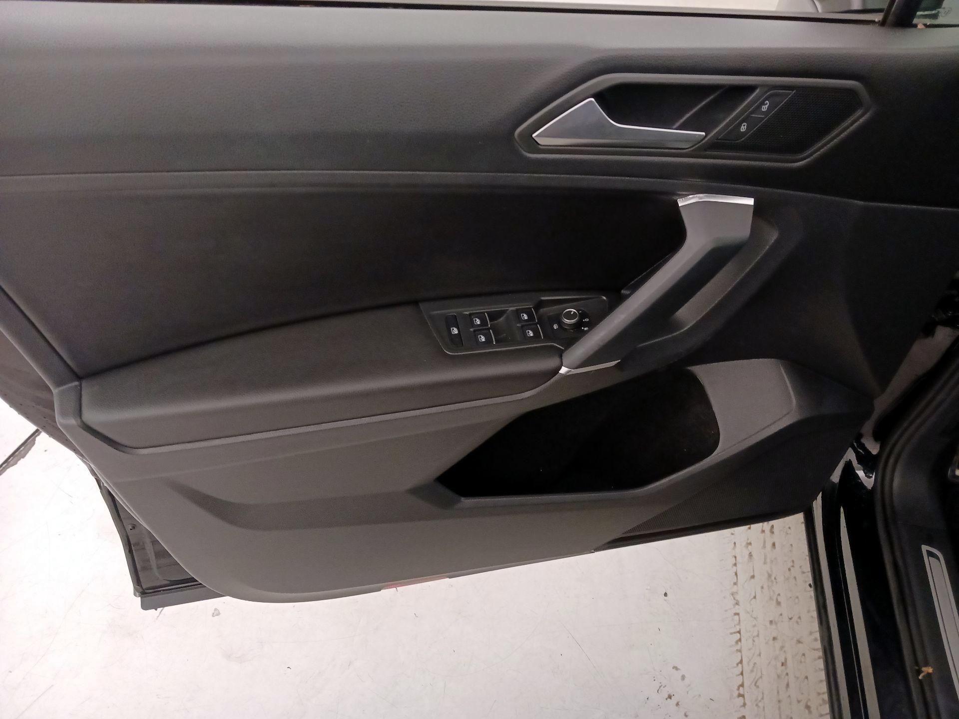 Thumbnail: 2020 Volkswagen Tiguan - 12