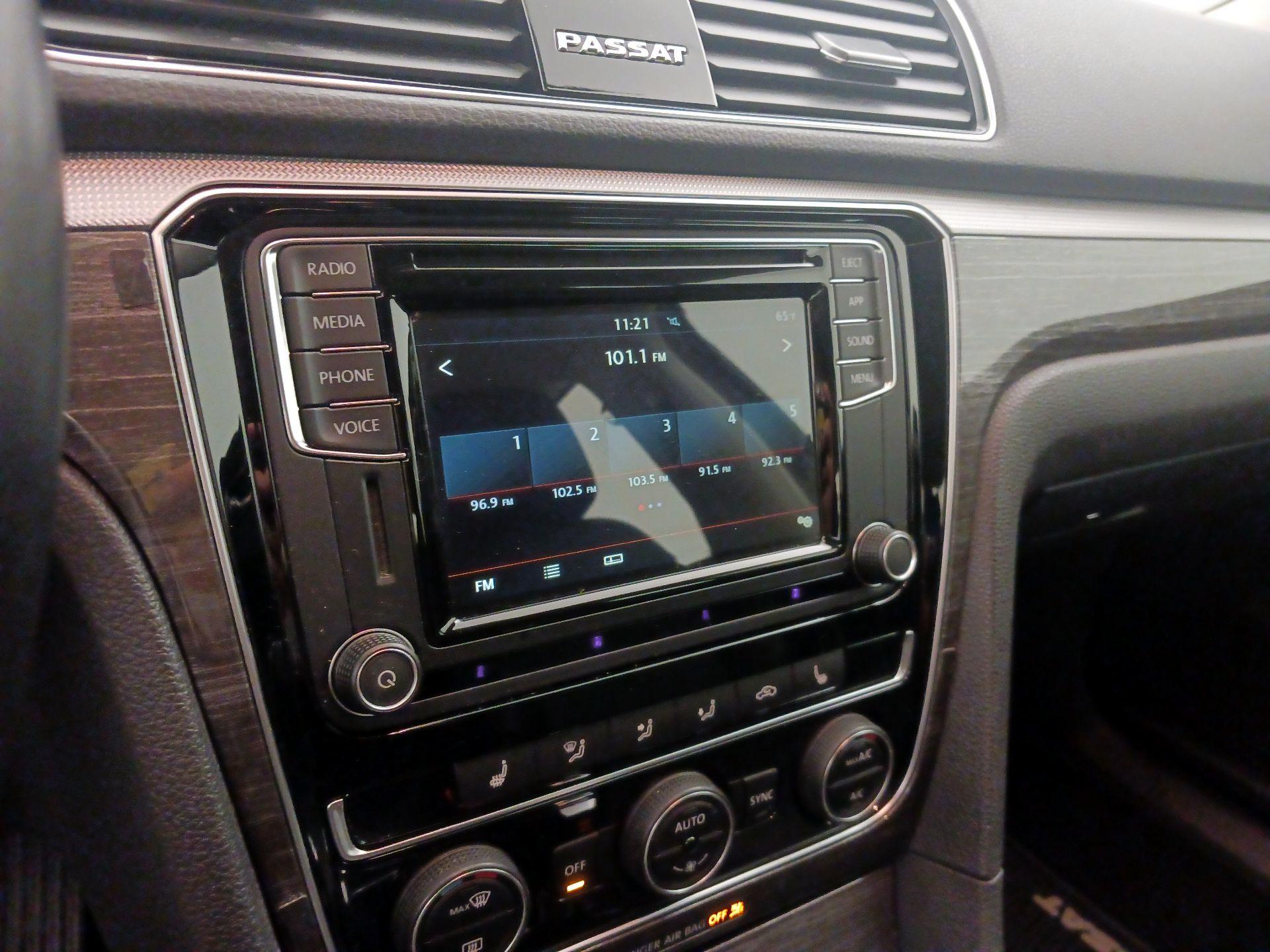 Thumbnail: 2018 Volkswagen Passat - 15