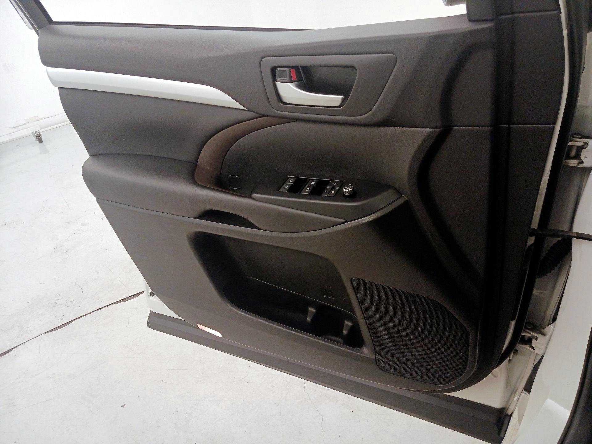 Thumbnail: 2016 Toyota Highlander - 12