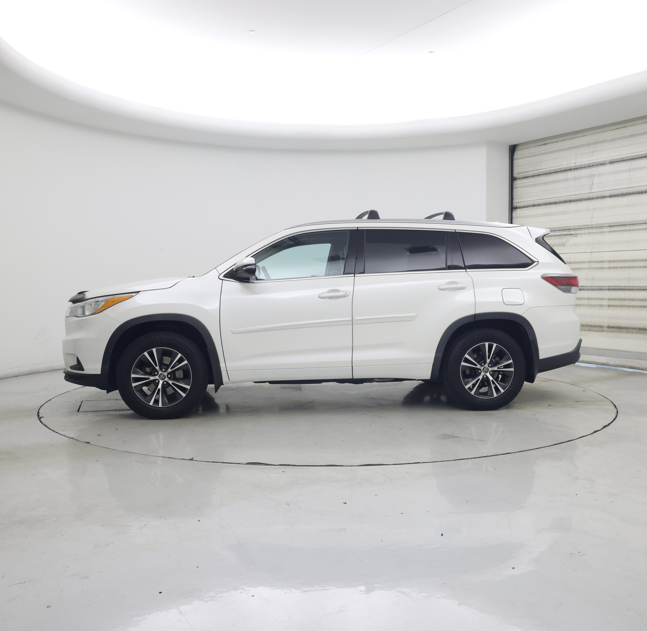 Thumbnail: 2016 Toyota Highlander - 3