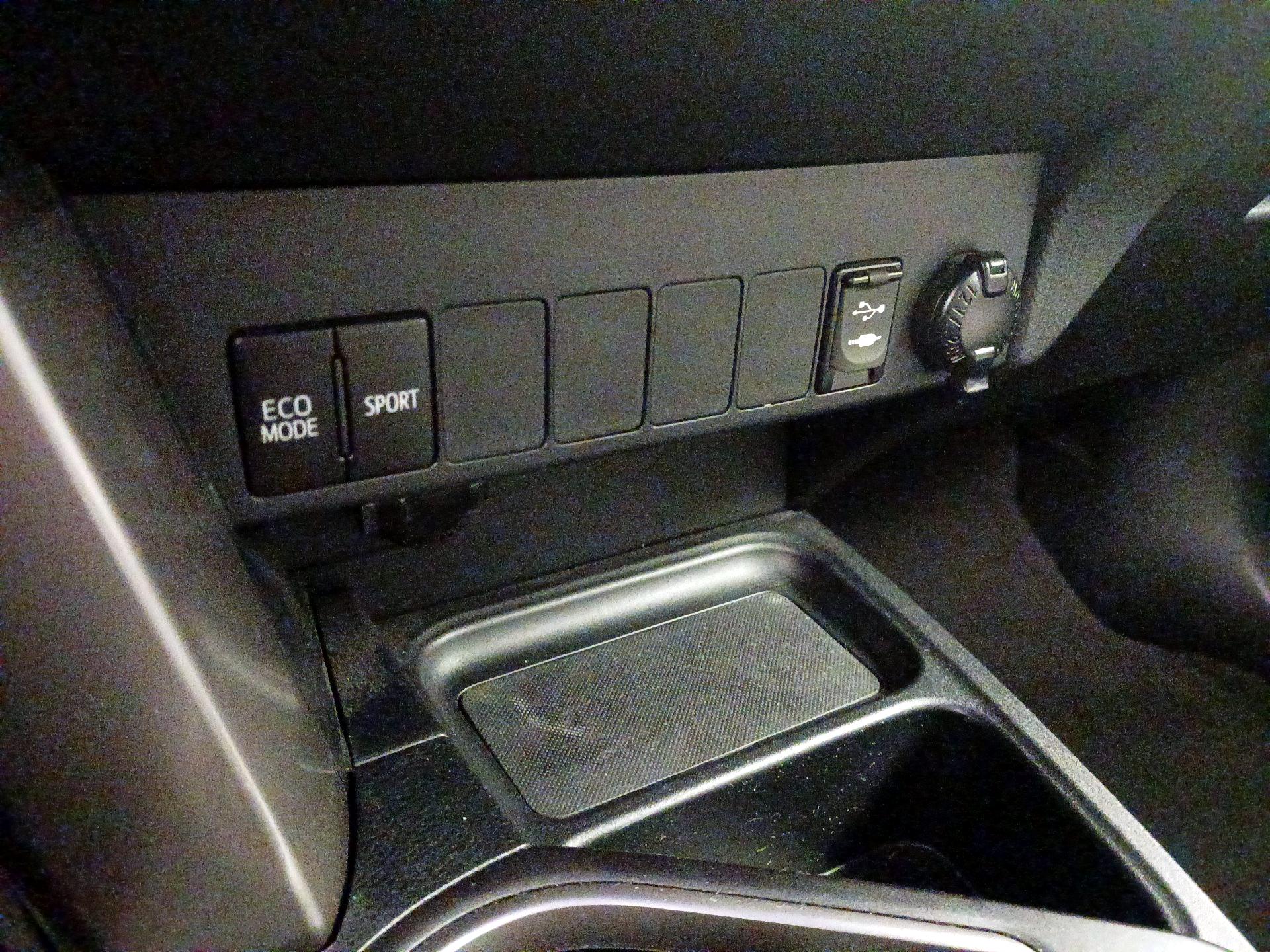 Thumbnail: 2017 Toyota RAV4 - 18