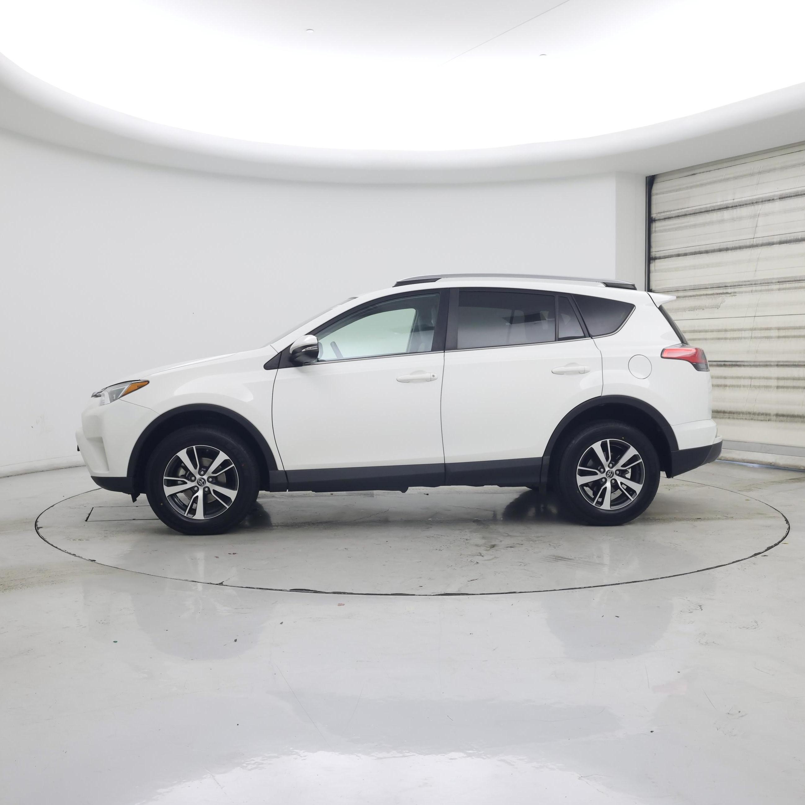 Thumbnail: 2017 Toyota RAV4 - 3