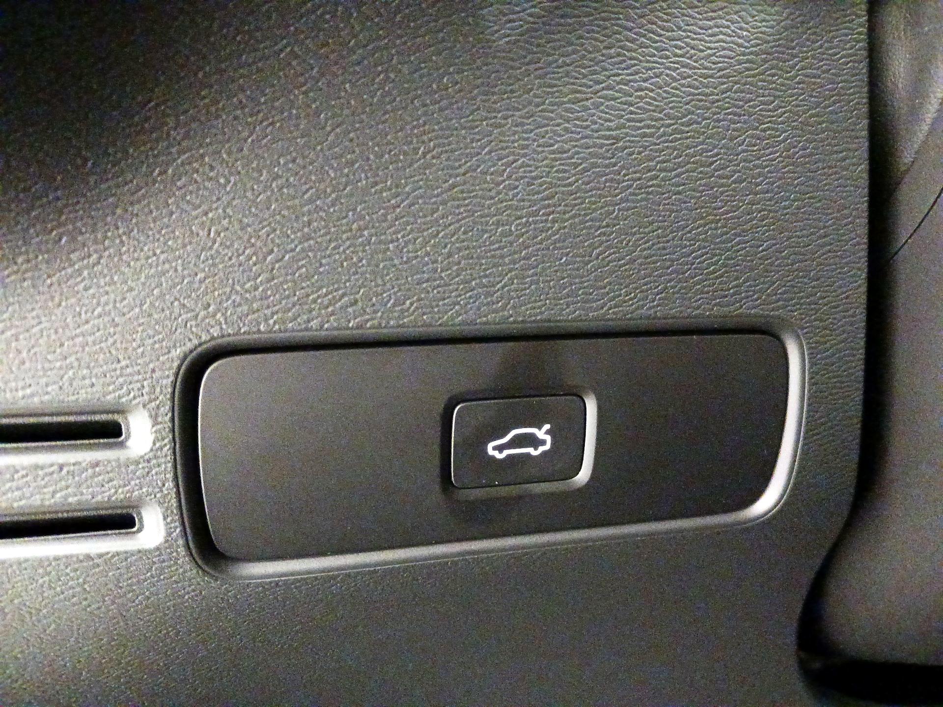 Thumbnail: 2024 Volvo C40 - 13