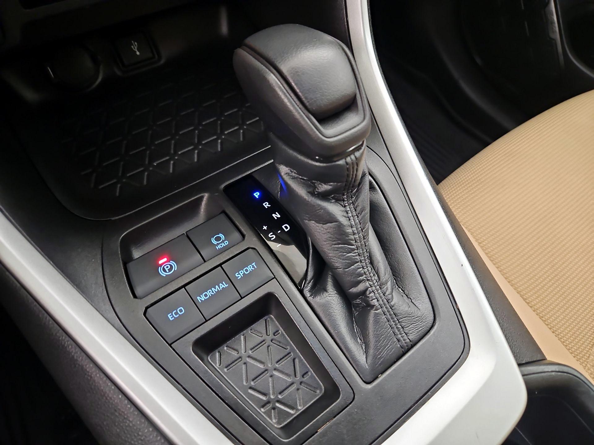 Thumbnail: 2022 Toyota RAV4 - 17