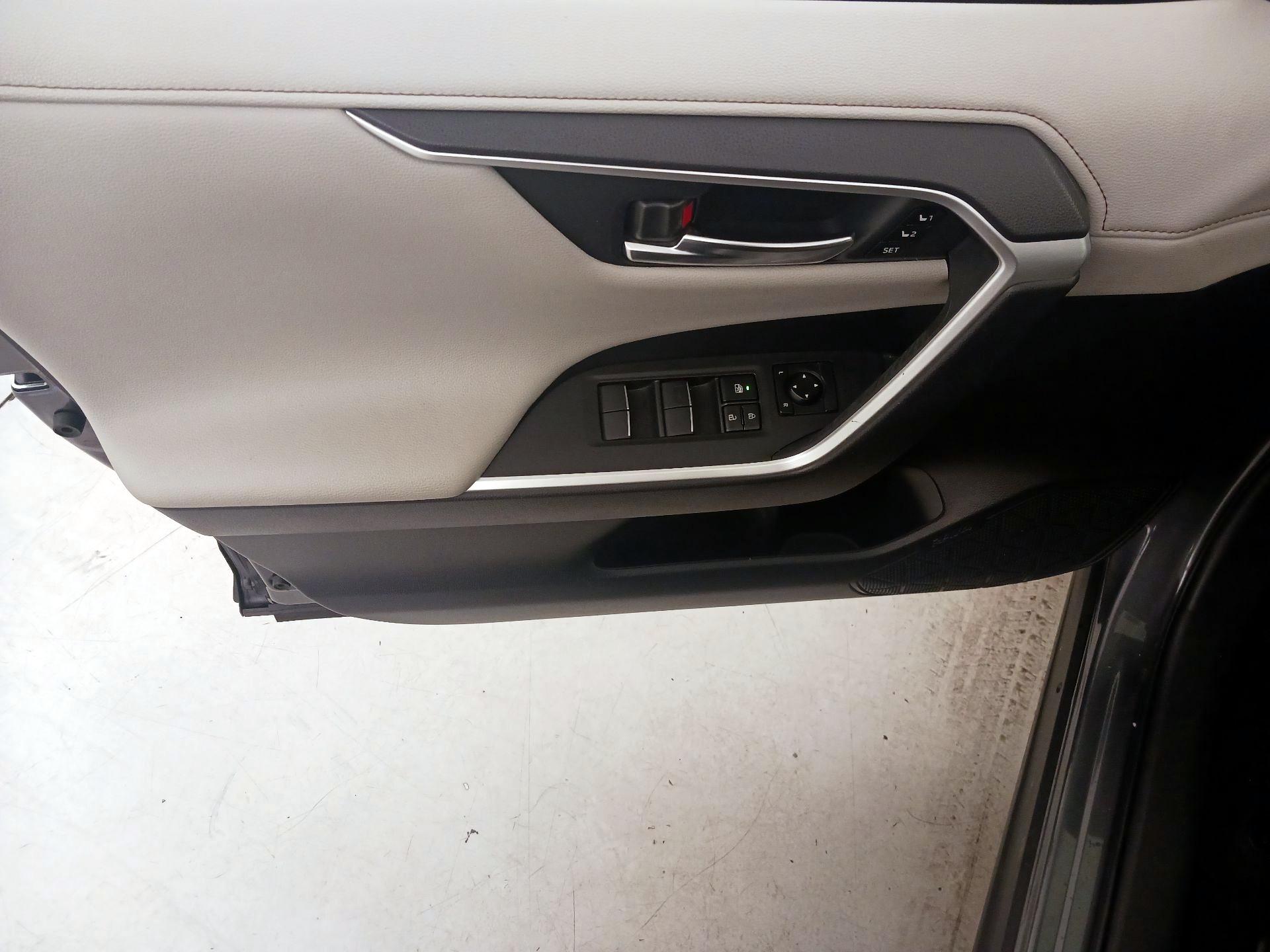 Thumbnail: 2021 Toyota RAV4 - 12