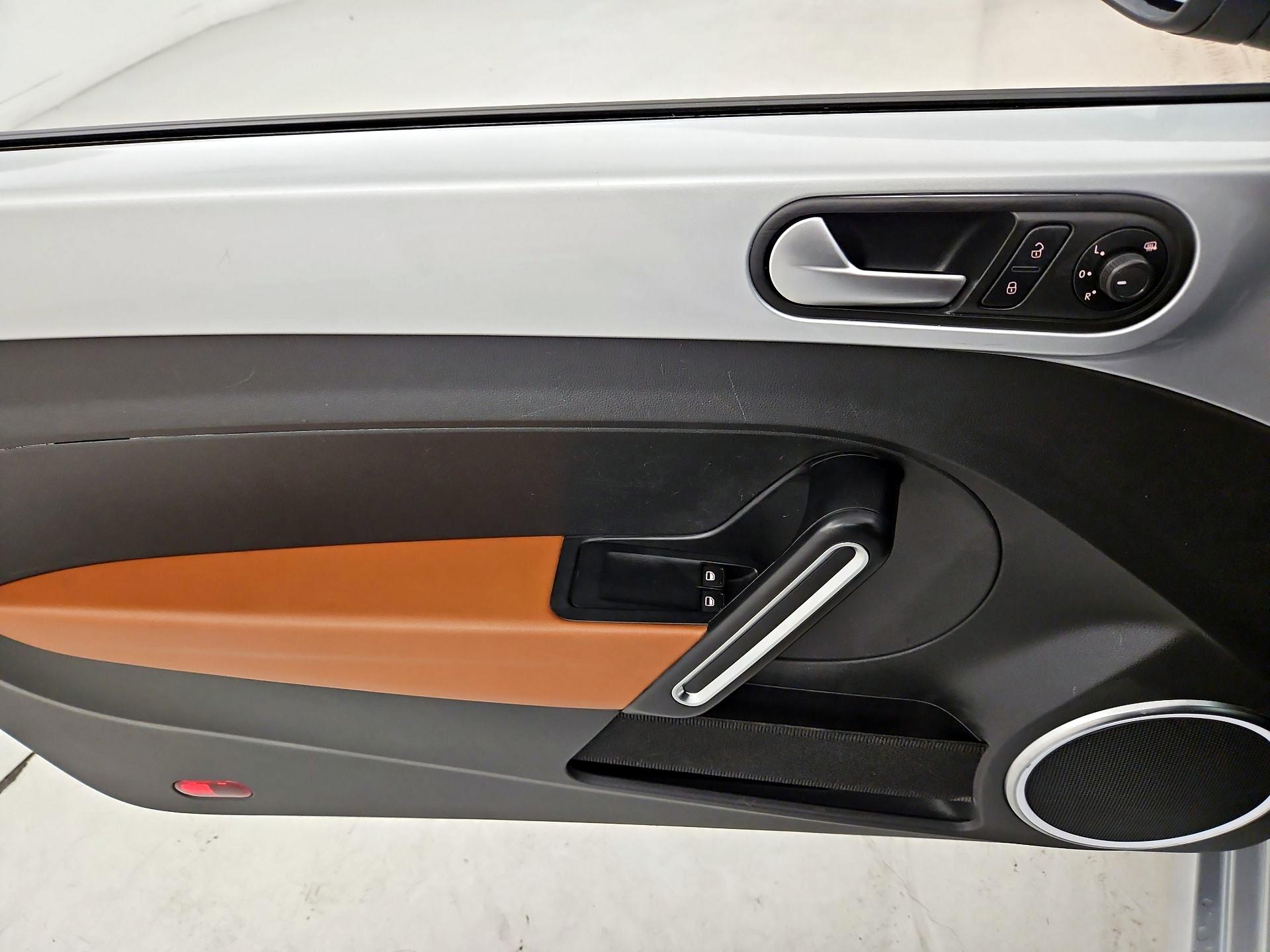 Thumbnail: 2015 Volkswagen Beetle - 12