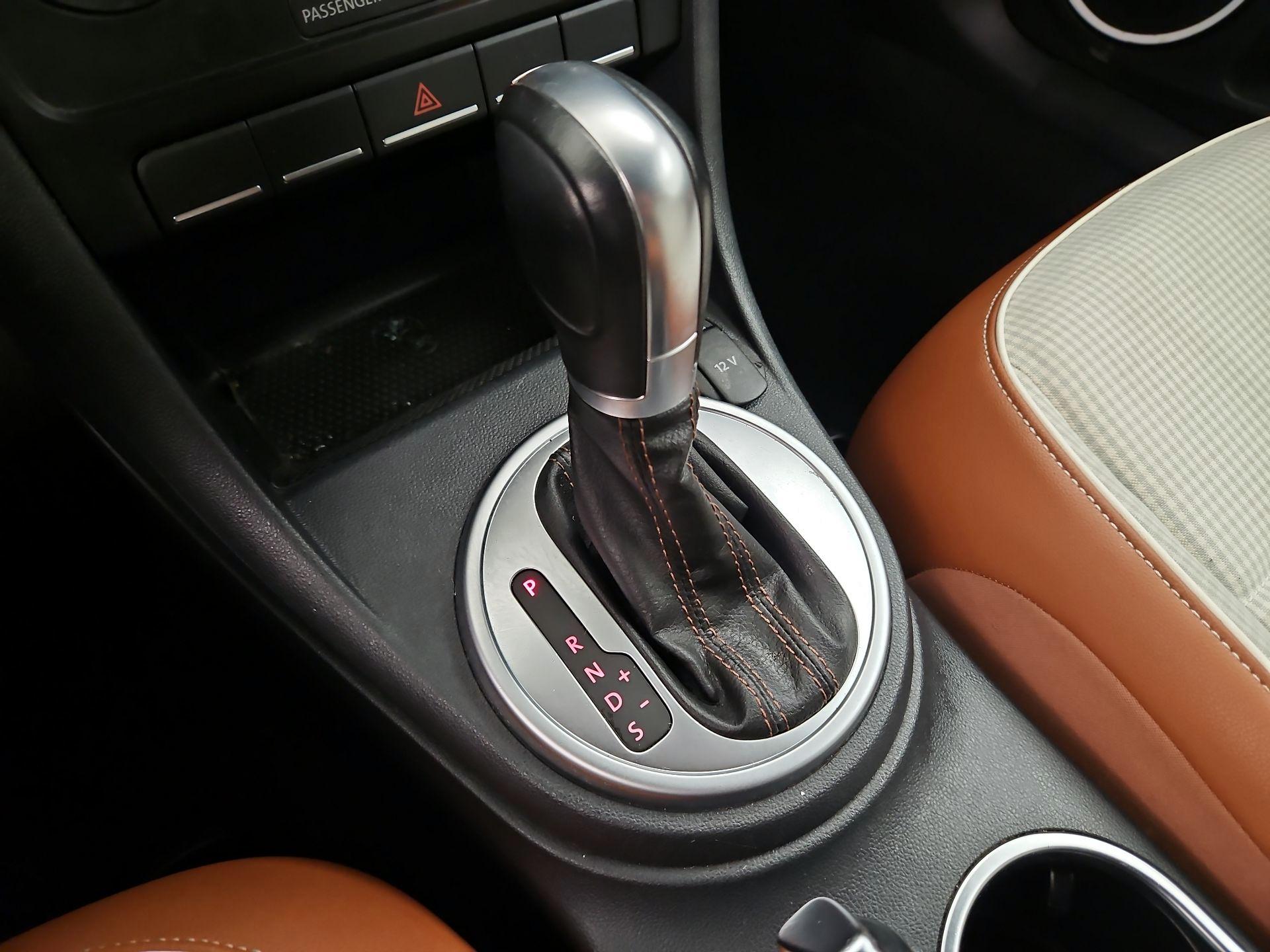 Thumbnail: 2015 Volkswagen Beetle - 16