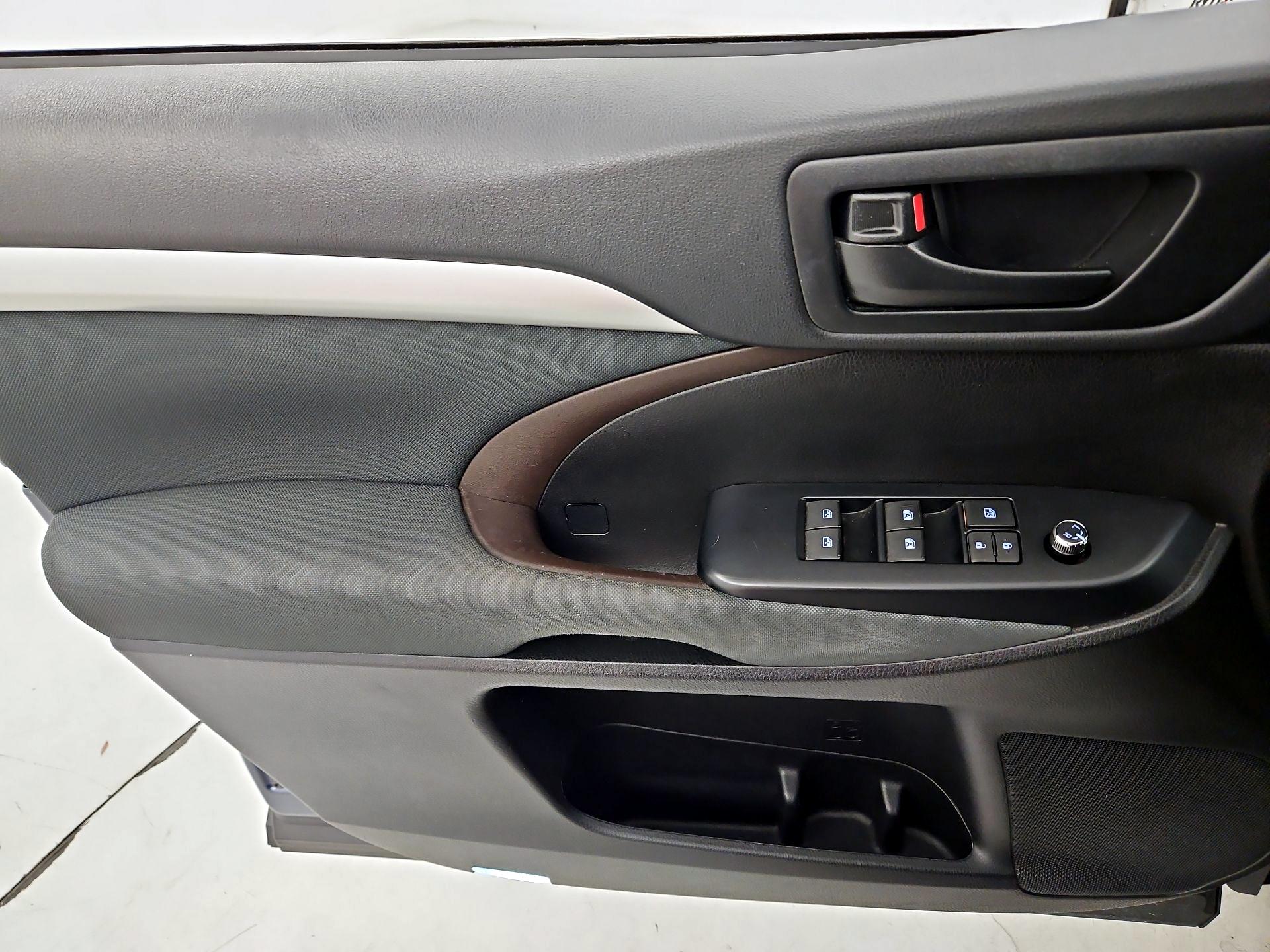 Thumbnail: 2019 Toyota Highlander - 12